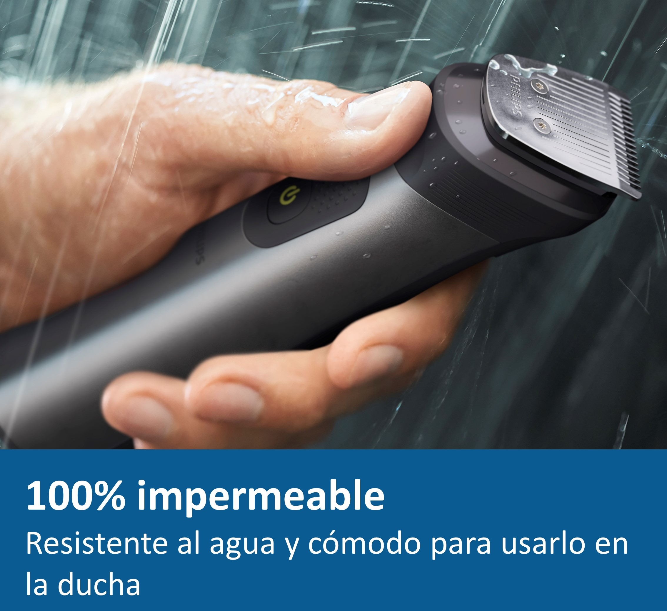 Mano sosteniendo un recortador negro y gris bajo la lluvia; texto.