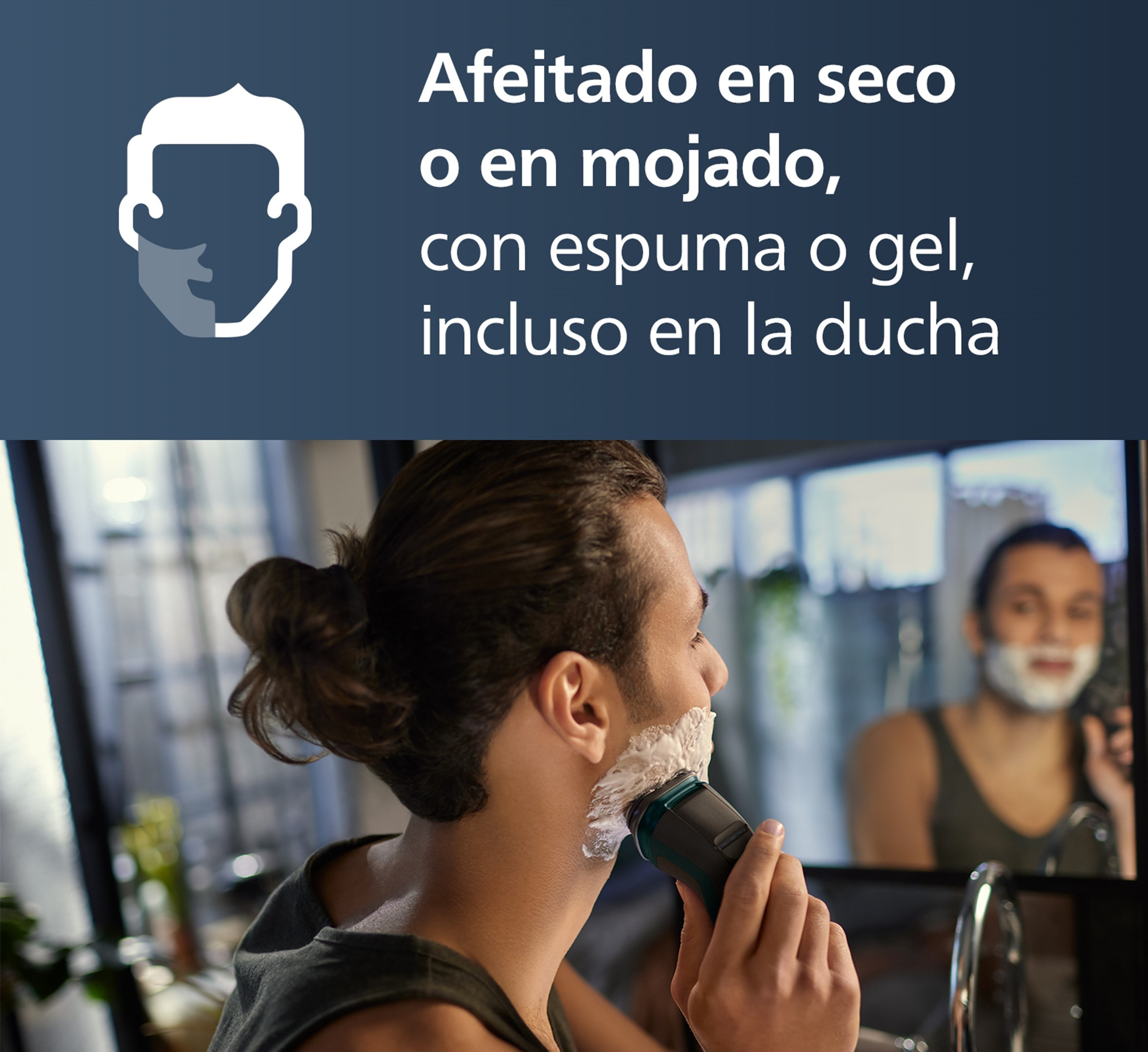 Hombre afeitándose con espuma en el espejo. Usa una afeitadora eléctrica, fondo de baño.