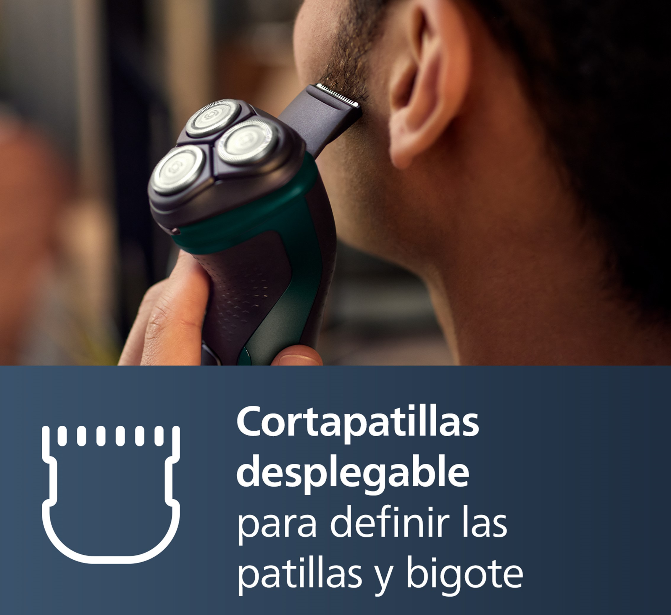 Hombre afeitándose con un recortador. El recortador está cerca de su cara.