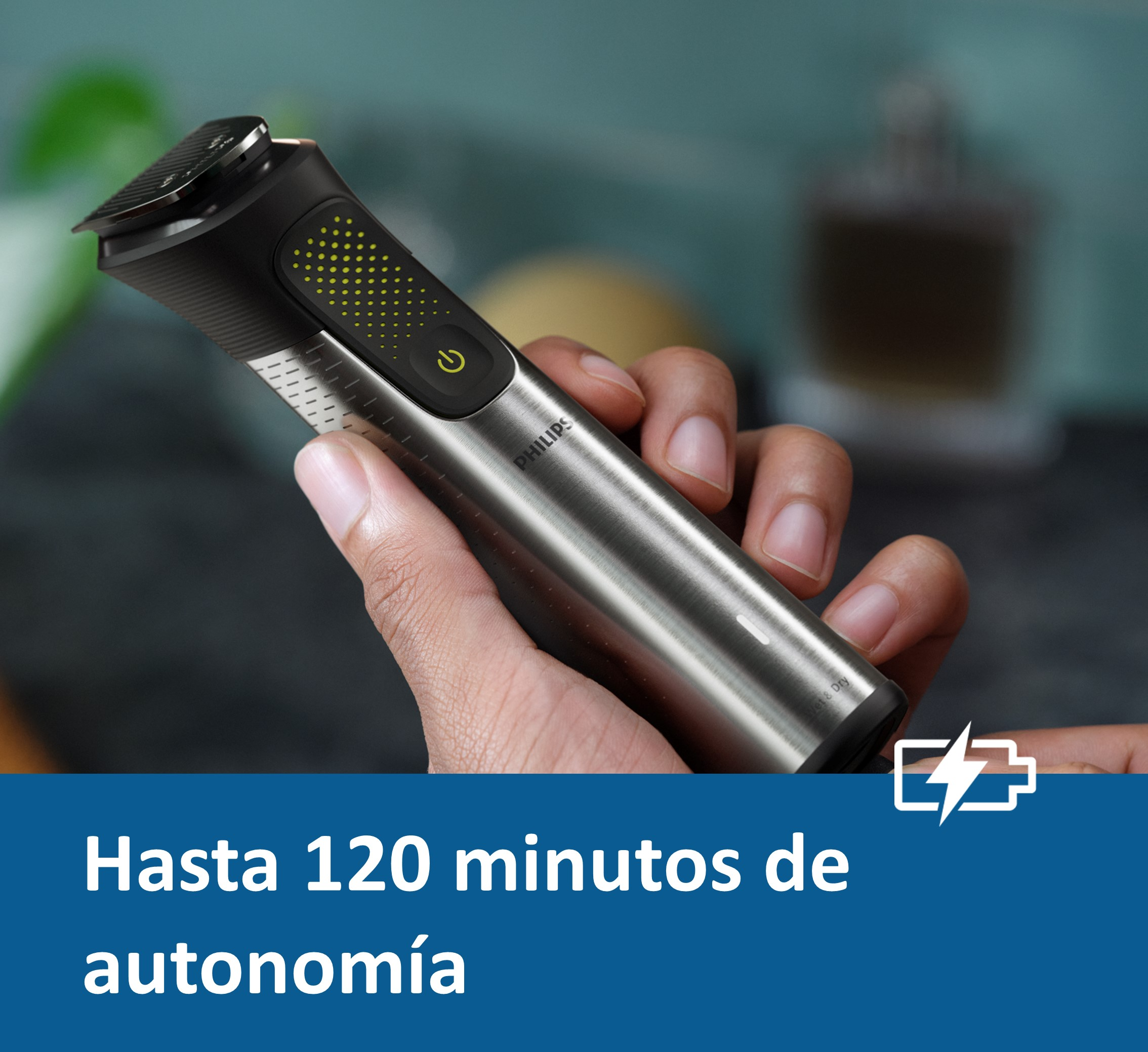 La mano de un hombre sosteniendo una recortadora eléctrica. Se incluye texto sobre el producto.