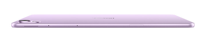 Mężczyzna goli się czarno-srebrną golarką.