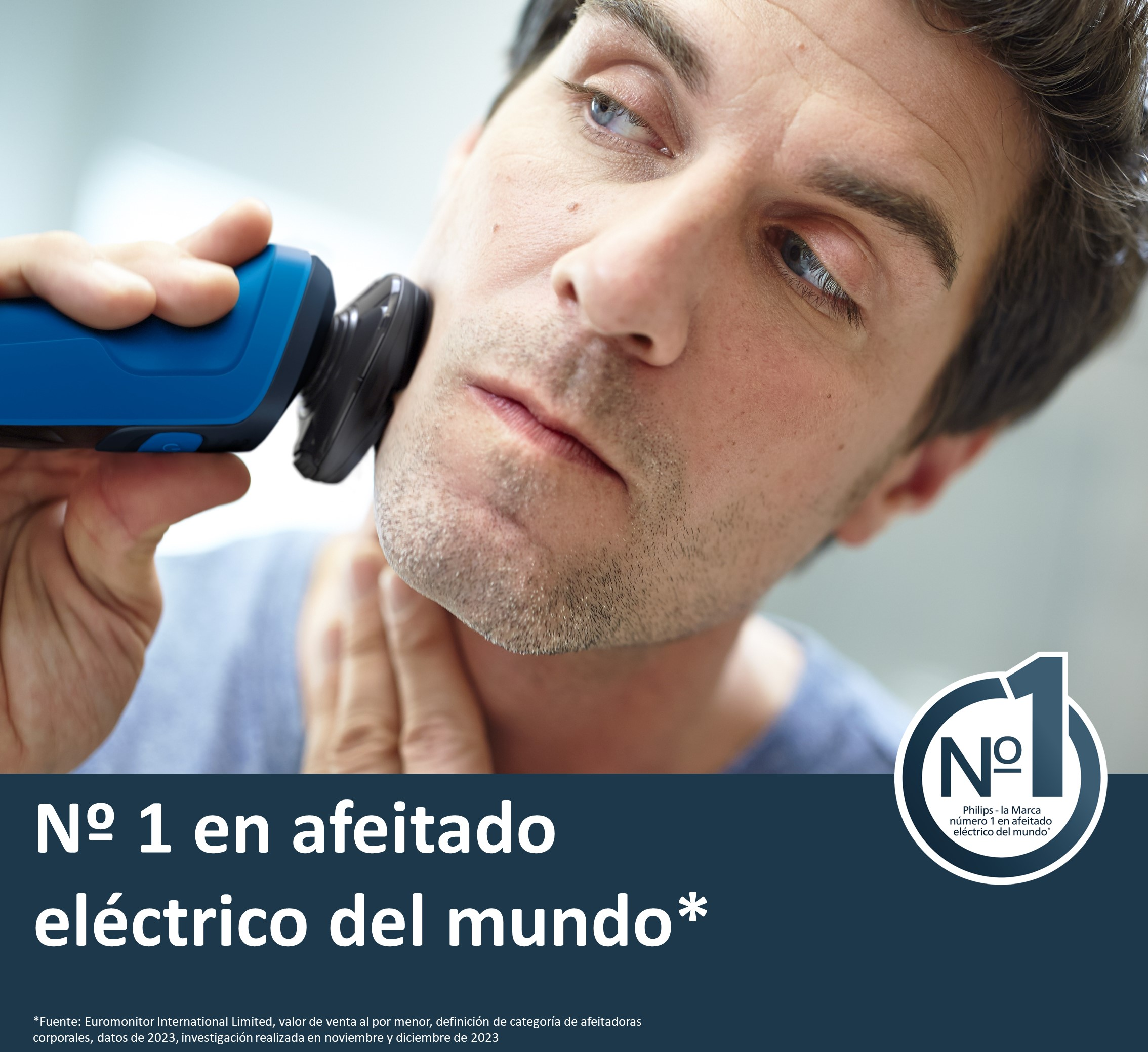Hombre se afeita la cara con una afeitadora eléctrica. Texto: 'Nº 1 en afeitado eléctrico del mundo'.