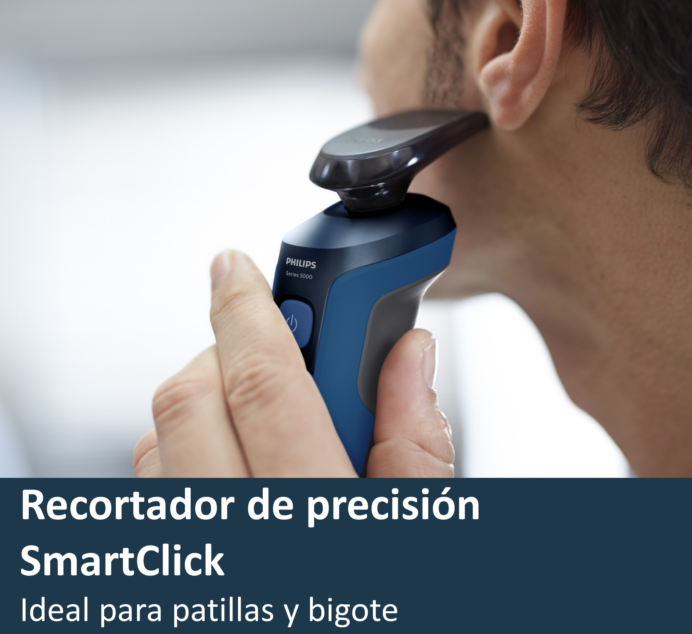 Hombre se afeita con un recortador Philips. El texto debajo dice 'SmartClick' para patillas y bigote.