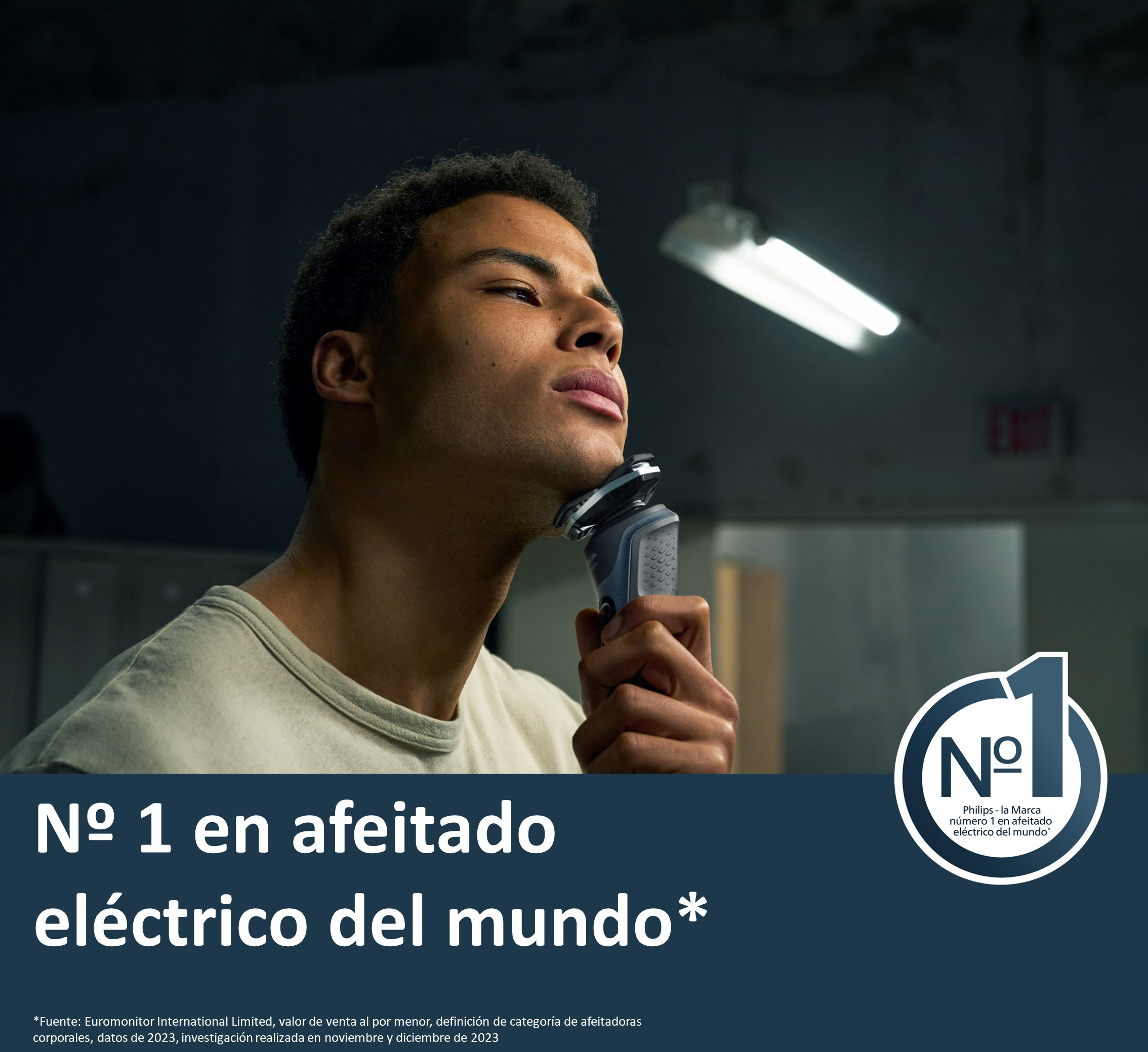 Hombre afeitándose con una afeitadora plateada; texto 'Nº 1'.