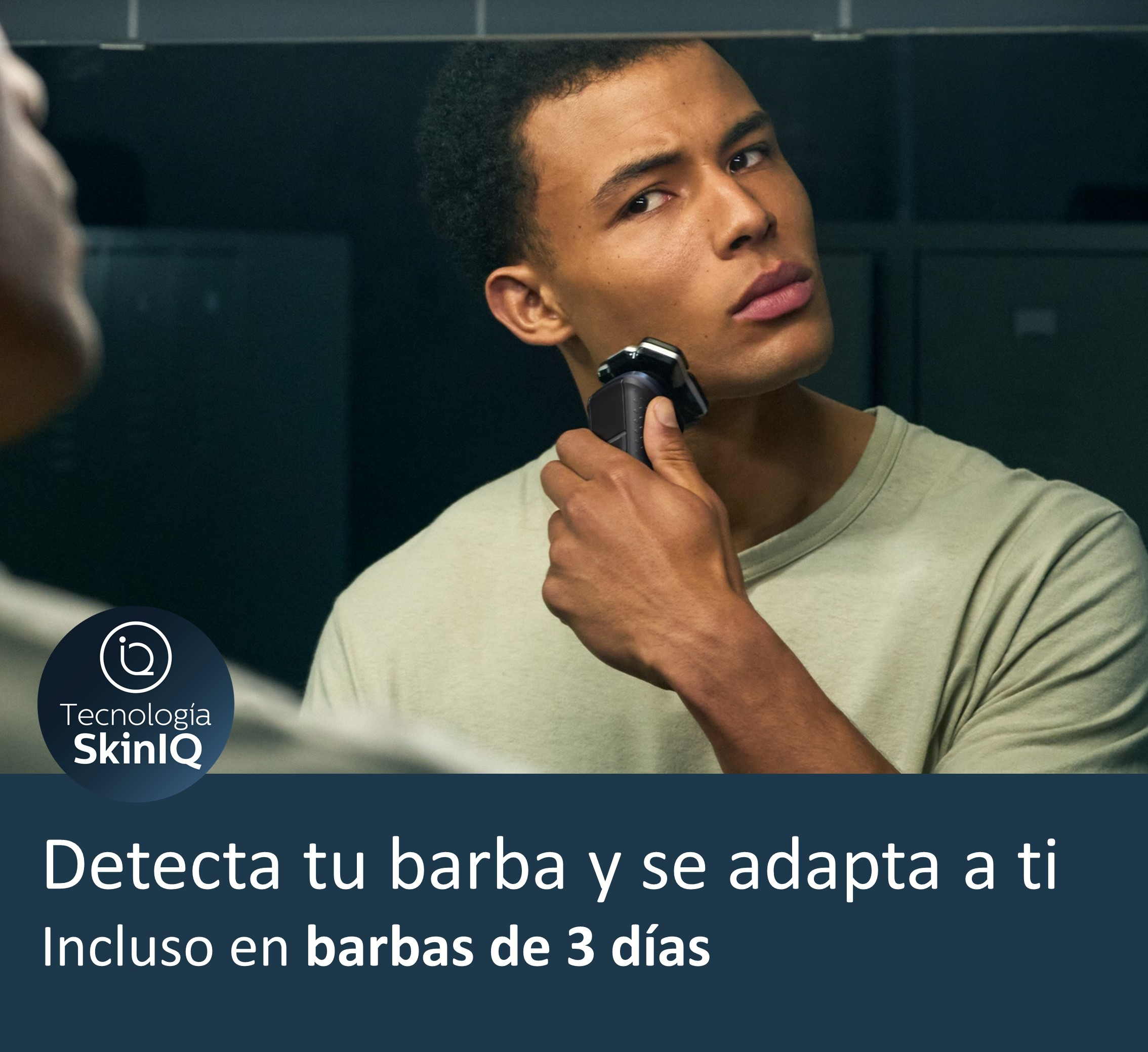 Hombre se afeita la barba en un espejo con una afeitadora. El texto menciona la adaptación a barbas de 3 días.