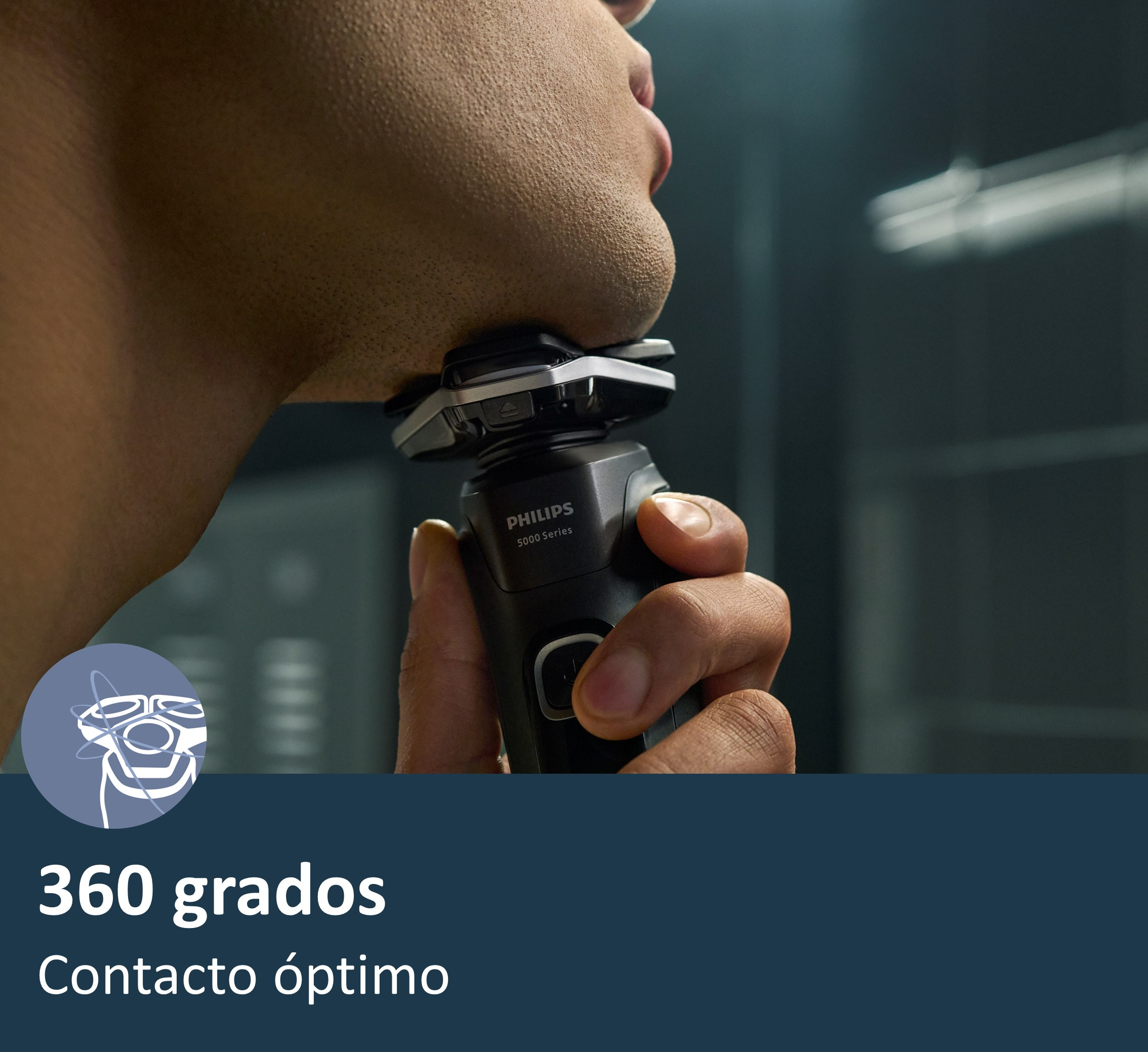 Hombre afeitándose la cara con una afeitadora eléctrica Philips Serie 5000.