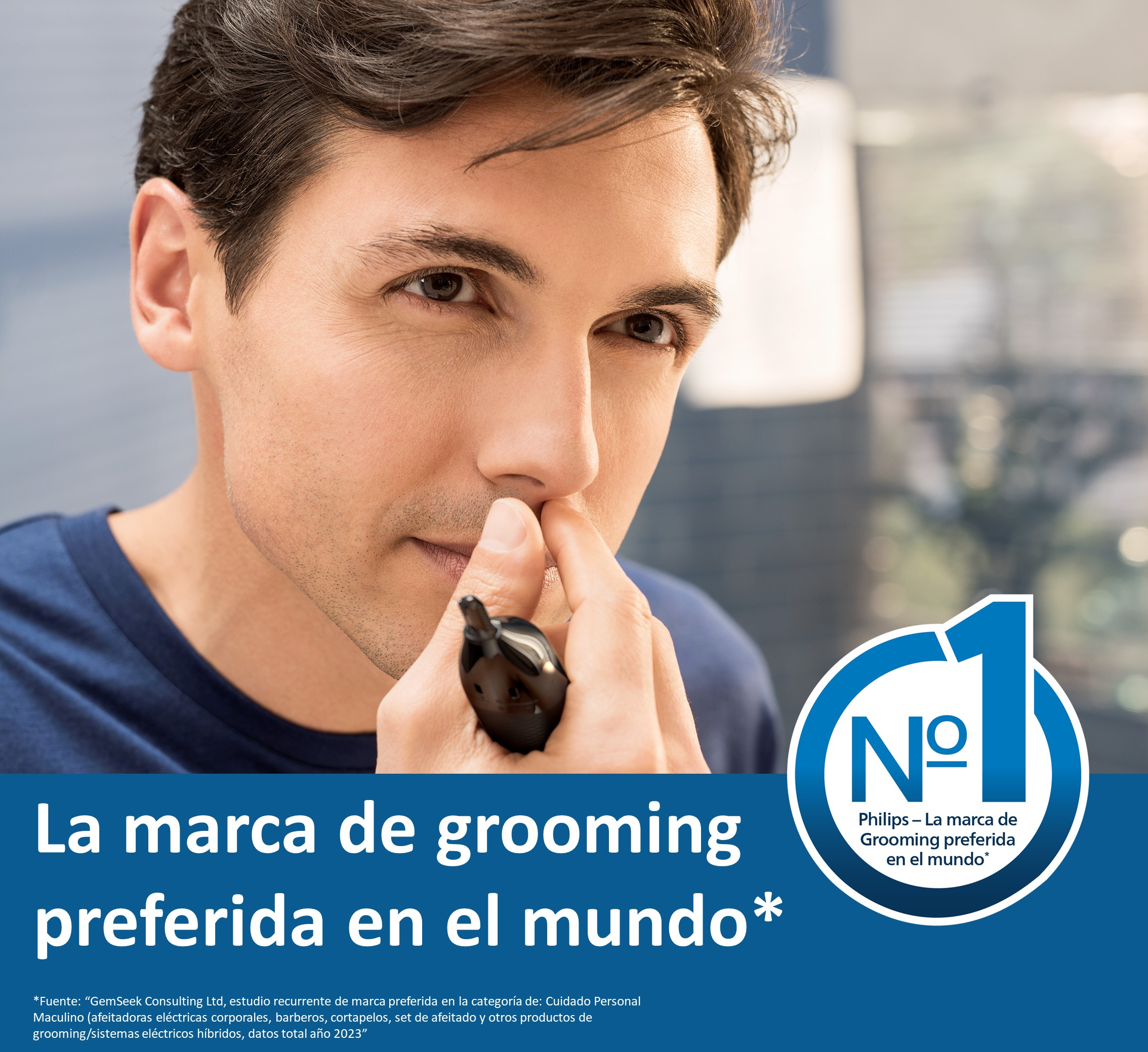 Un hombre recorta el vello de su nariz con una recortadora negra. Texto: La marca de cuidado preferida del mundo.