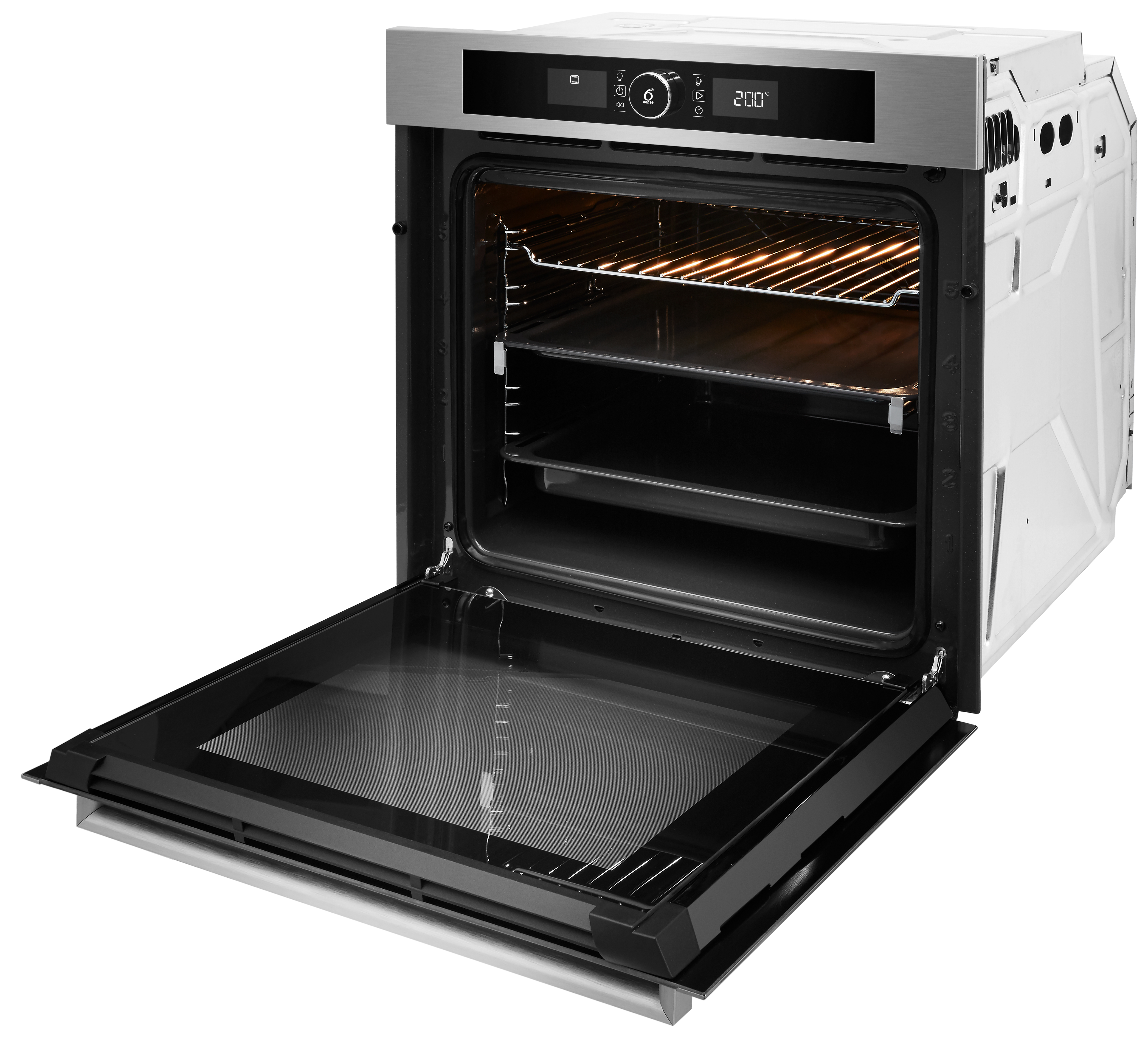 Un horno abierto con bandejas. El horno es de acero inoxidable con una pantalla digital.
