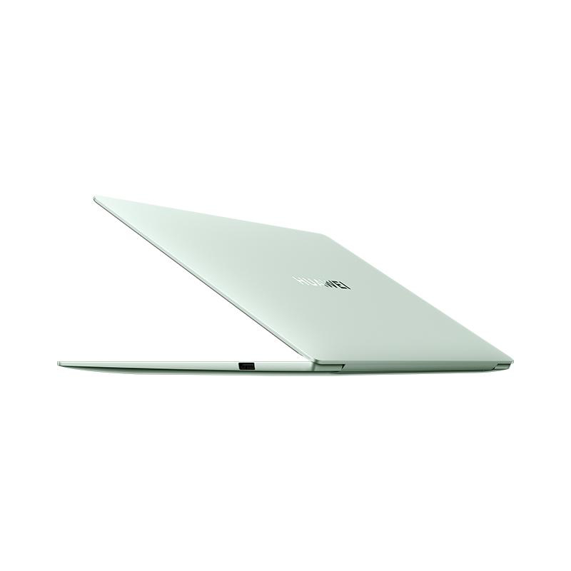 Ein hellgrünes Huawei-Laptop, in einem Winkel geöffnet, zeigt die Rückseite. Weißer Hintergrund.