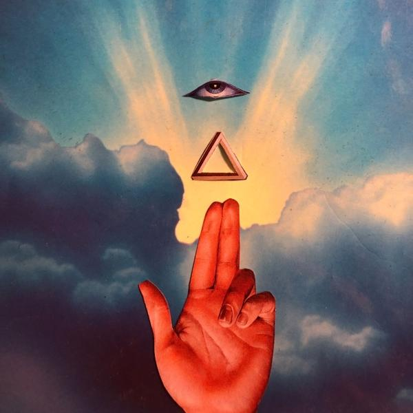 Collage aus Auge, Dreieck und Hand, die nach oben zeigen. Heller Himmel im Hintergrund.