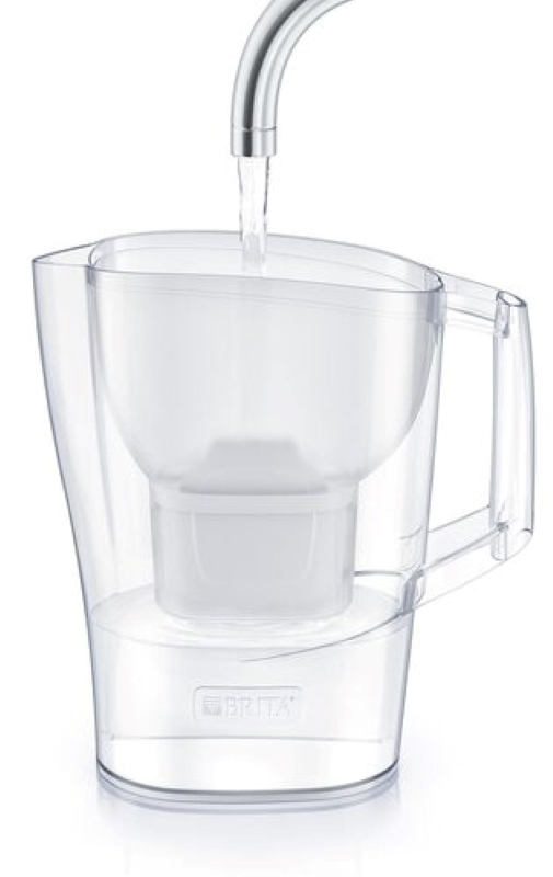 Przezroczysty dzbanek na wodę z wlewaną wodą. Białe tło, marka Brita.