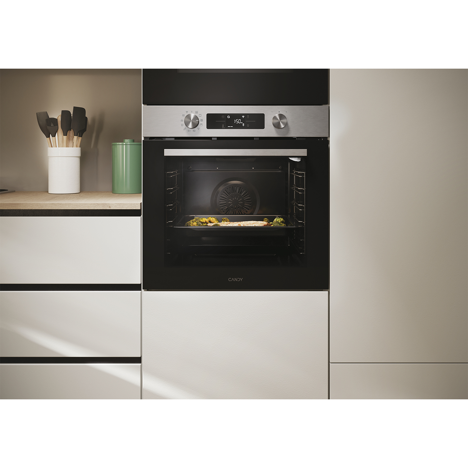 Un forno con un vassoio di cibo all'interno, in una cucina.