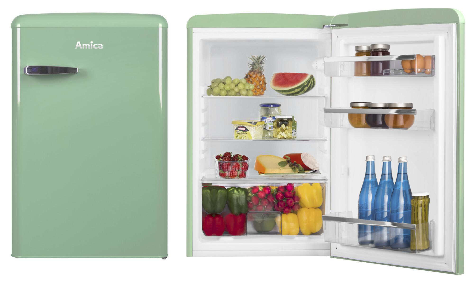 Ein Kühlschrank im Retro-Stil in Grün, geöffnet. Im Inneren befinden sich Früchte, Käse und Flaschengetränke.