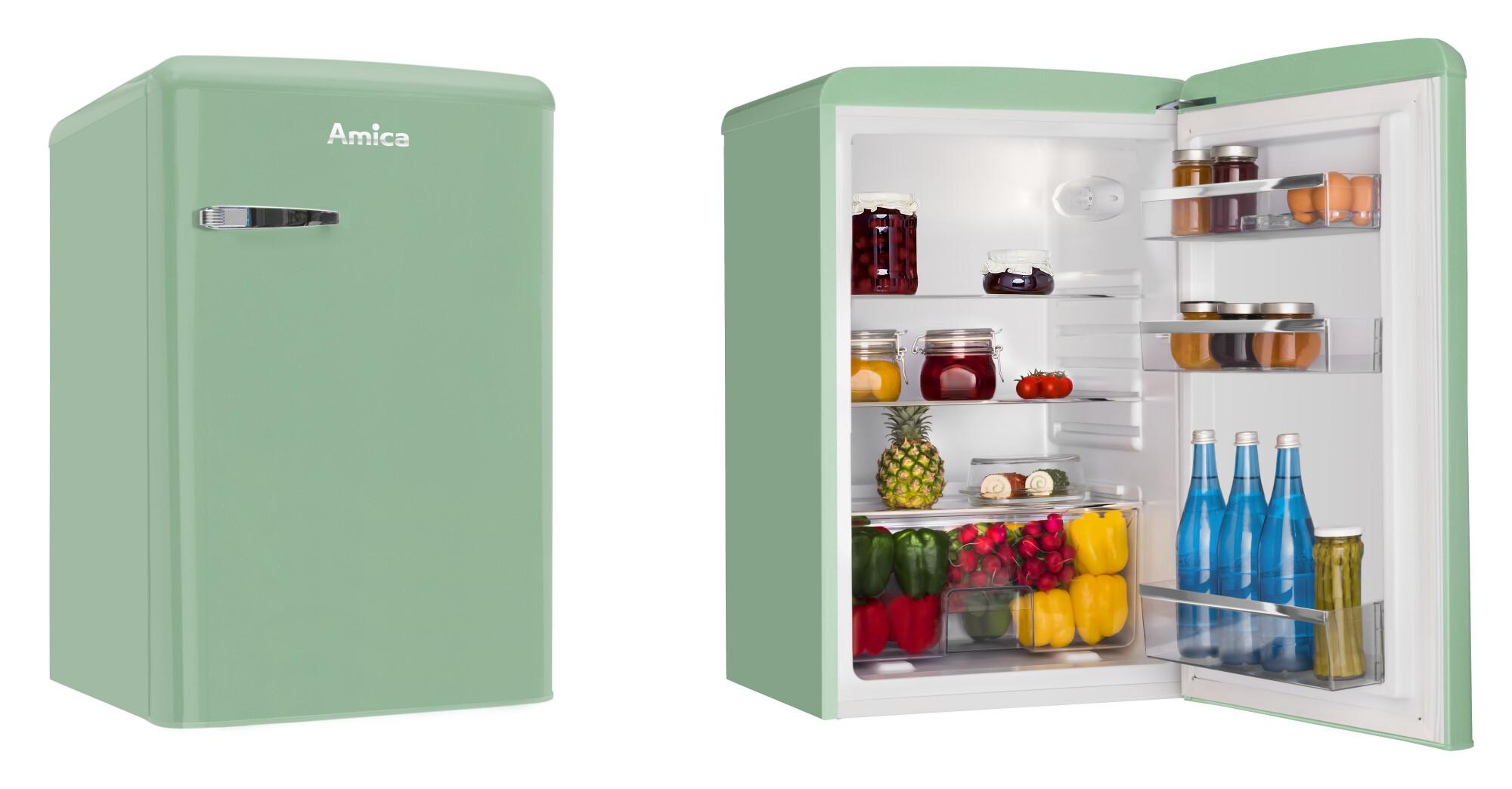 Grüner Retro-Kühlschrank mit offener Tür. Innenraum mit Essen und Getränken sichtbar. Weißer Hintergrund.