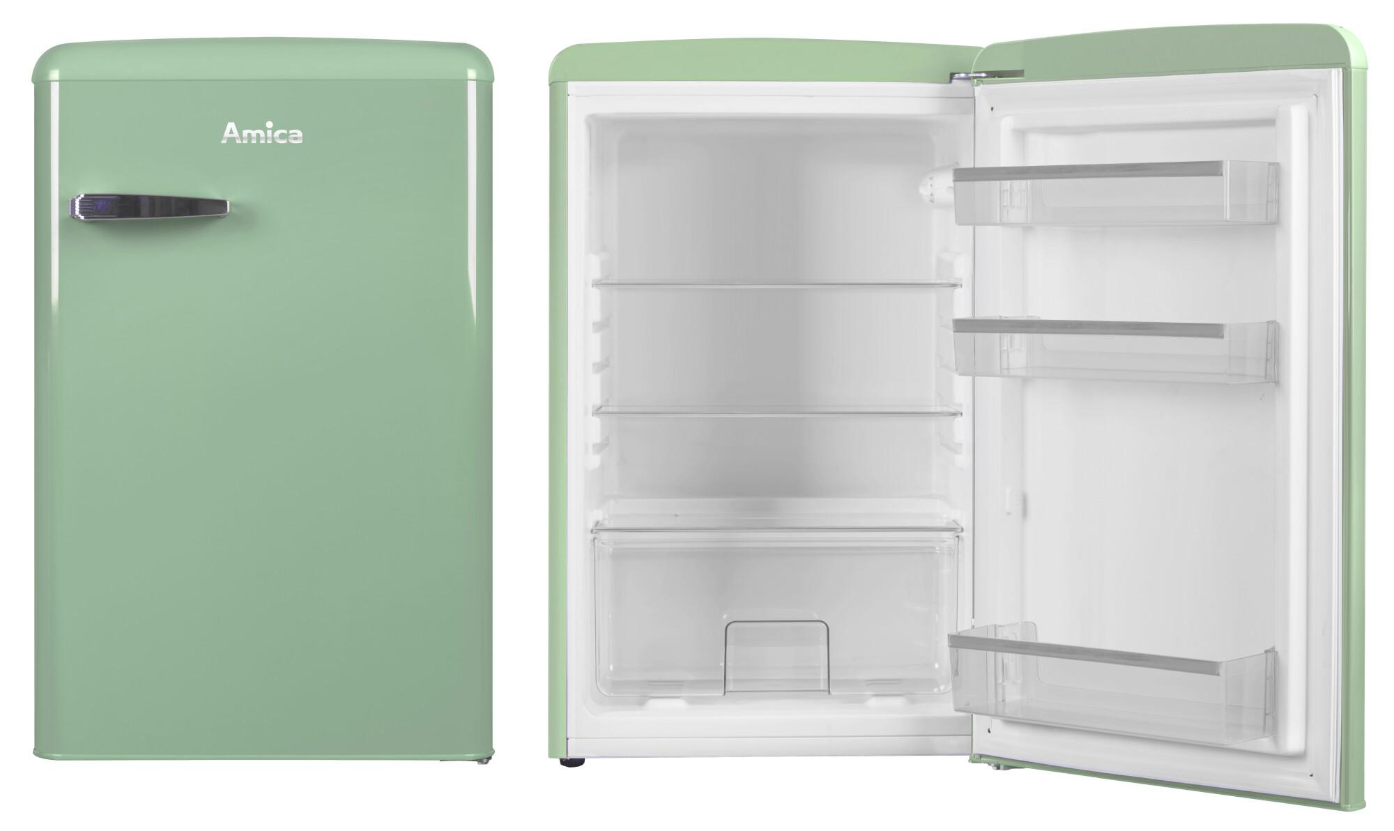 Ein grüner Retro-Kühlschrank, eine Tür geschlossen, die andere offen, zeigt Regale.