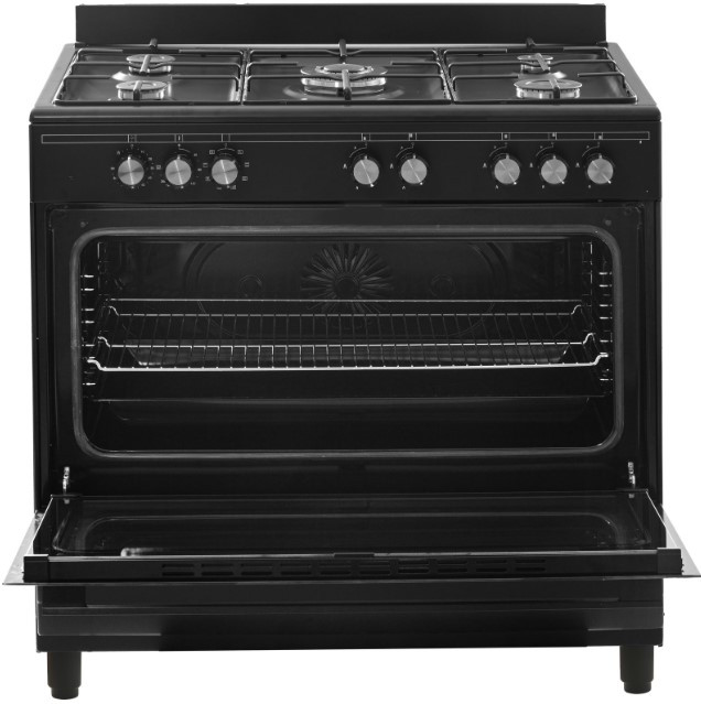 Een zwarte oven met de deur open. De oven is leeg met rekken binnenin.