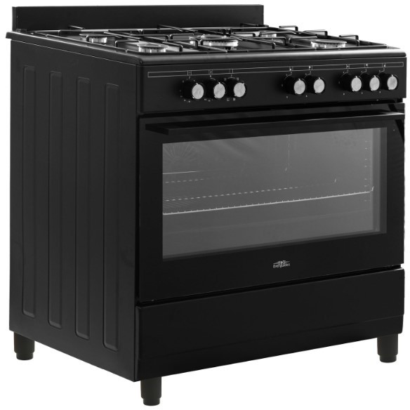Een zwarte vrijstaande oven met een glazen deur. De oven staat in een keukenomgeving.