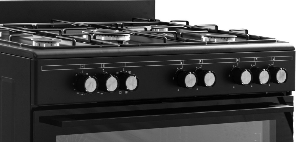 Zwart fornuis met knoppen en branders, close-up.