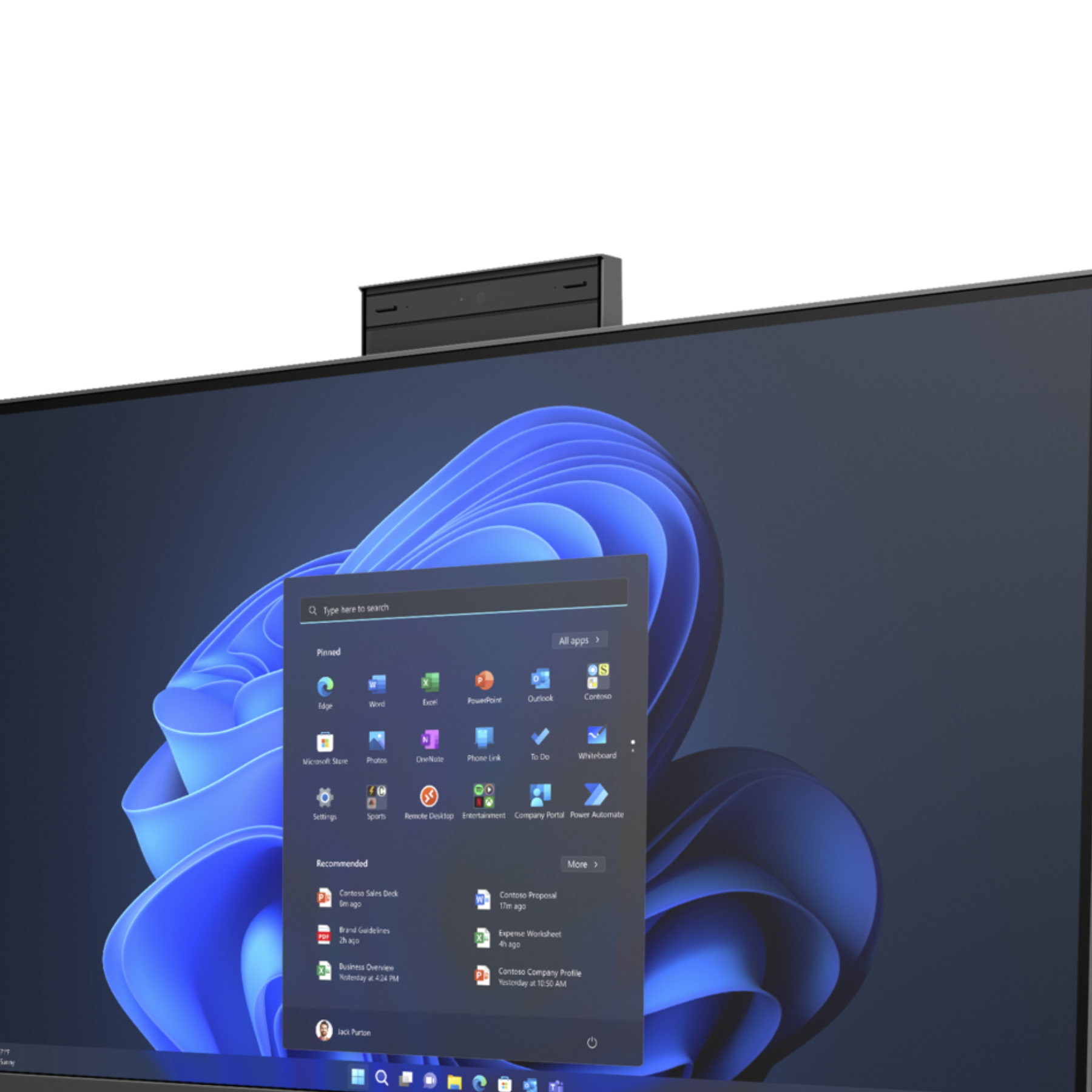Primer plano de un monitor de computadora que muestra un menú de inicio de Windows 11.