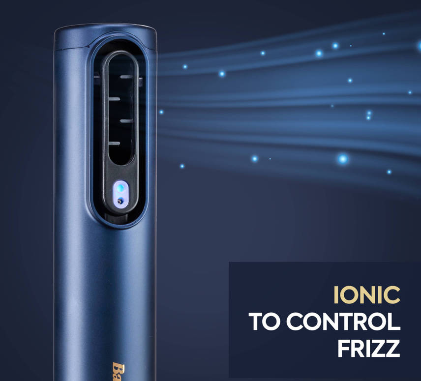 Ein blauer Lockenstab mit dem Text 'Ionic to control frizz' und blauen Lichteffekten.