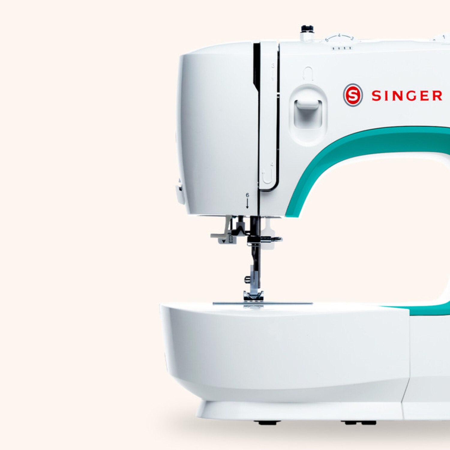 Une machine à coudre Singer blanche avec des accents turquoise sur fond beige.