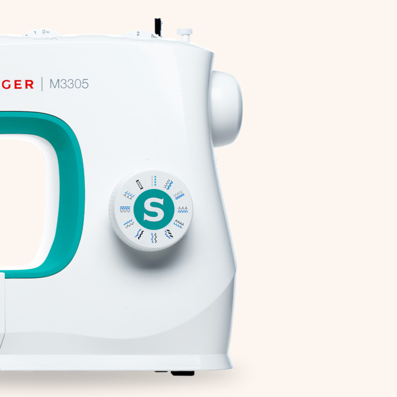 Gros plan sur une machine à coudre blanche avec des accents turquoise.
