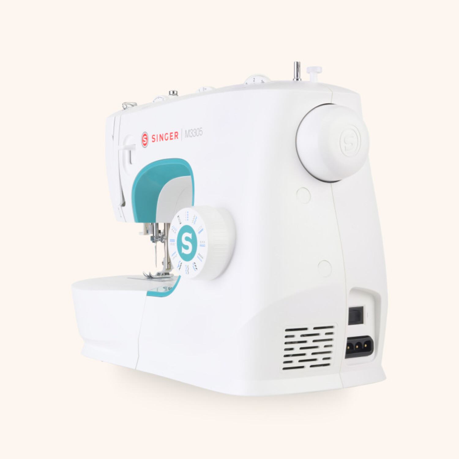Machine à coudre Singer M3305 blanche avec des touches turquoise, sur un fond beige clair.