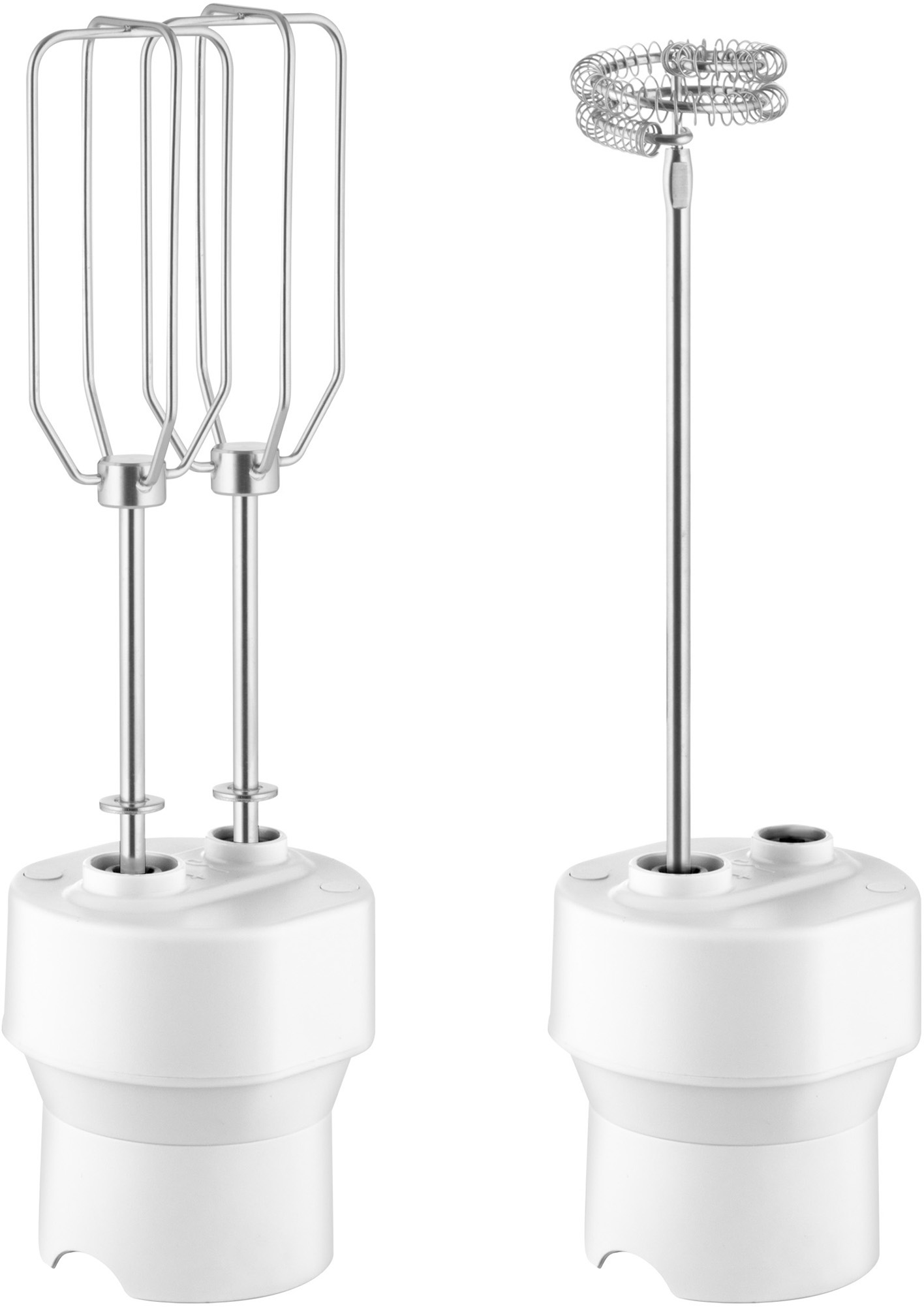Két fehér kézi mixer tartozék fehér háttérrel. Különböző formatervezés.