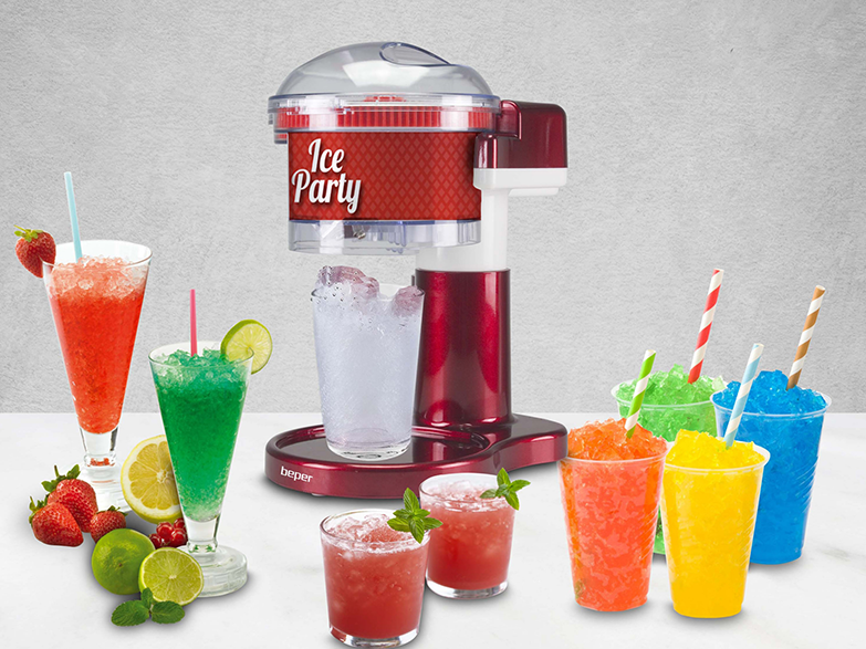 Ice Party gép különböző színes slushie-kkal poharakban és egy eperrel.
