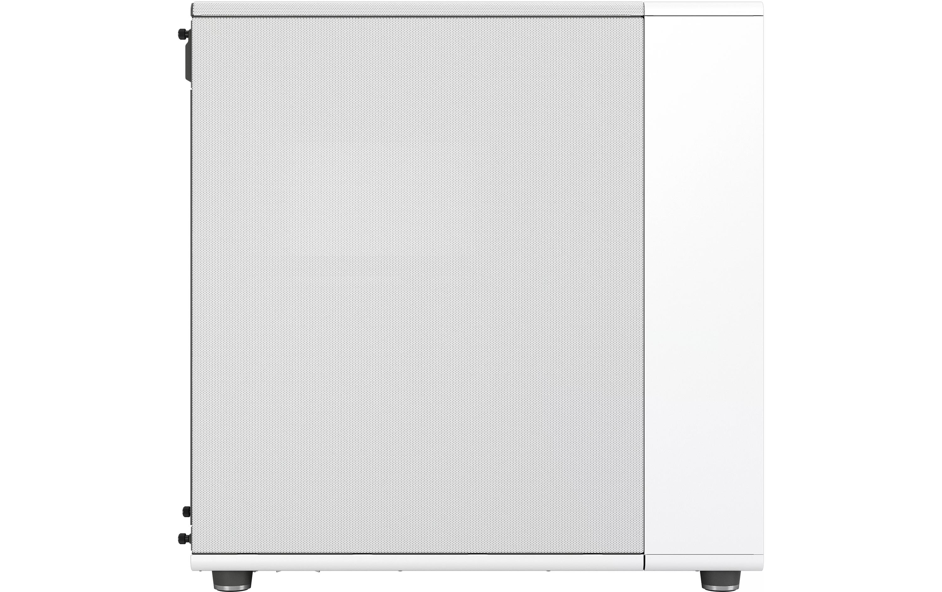 Ein weißes Computergehäuse mit einem Mesh-Frontpanel, einer weißen Seitenwand und silbernen Füßen. Es ist vor weißem Hintergrund.