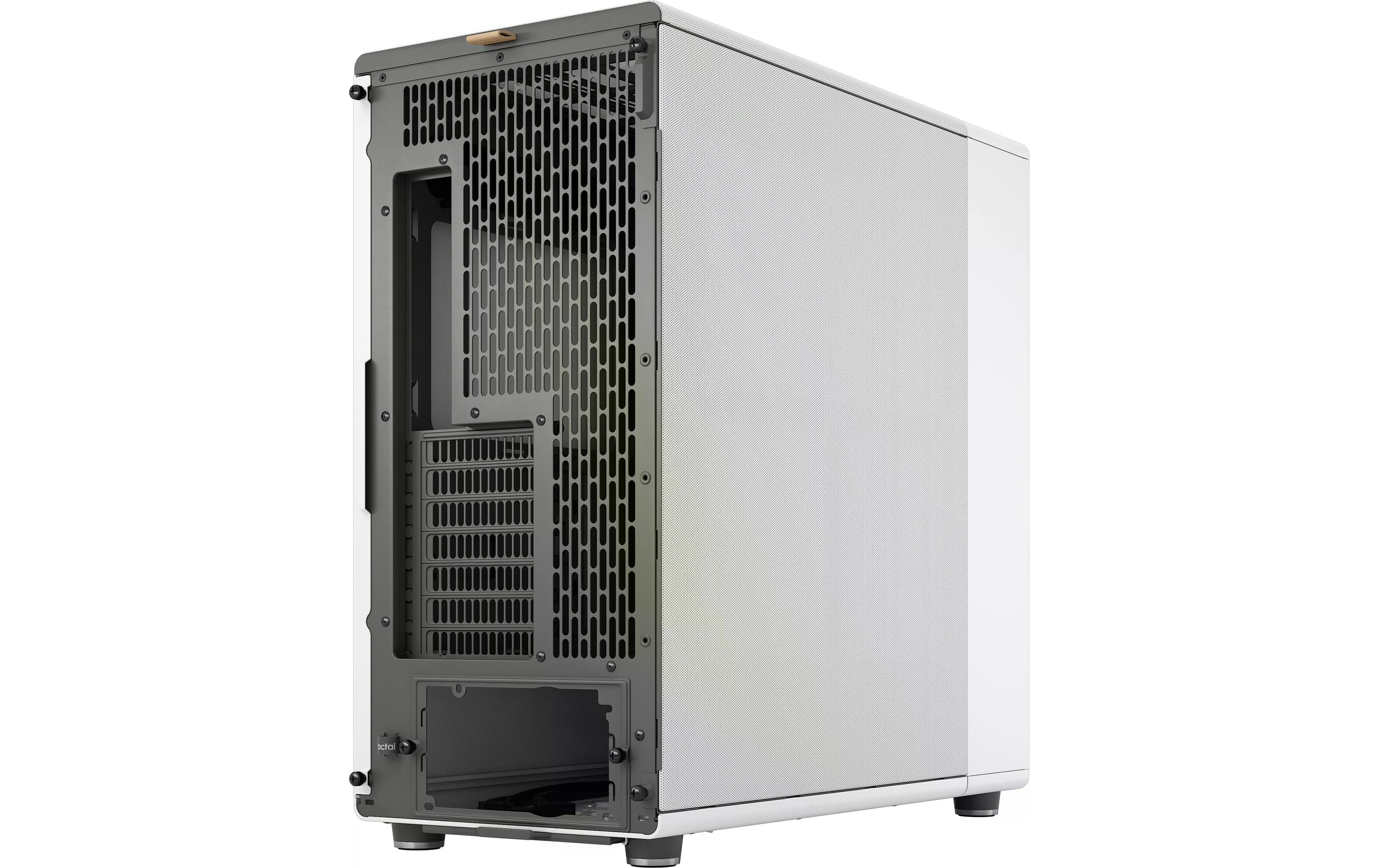 Ein weißes Computergehäuse mit einem Mesh-Seitenteil und freiliegender Rückseite, die interne Komponenten zeigt.