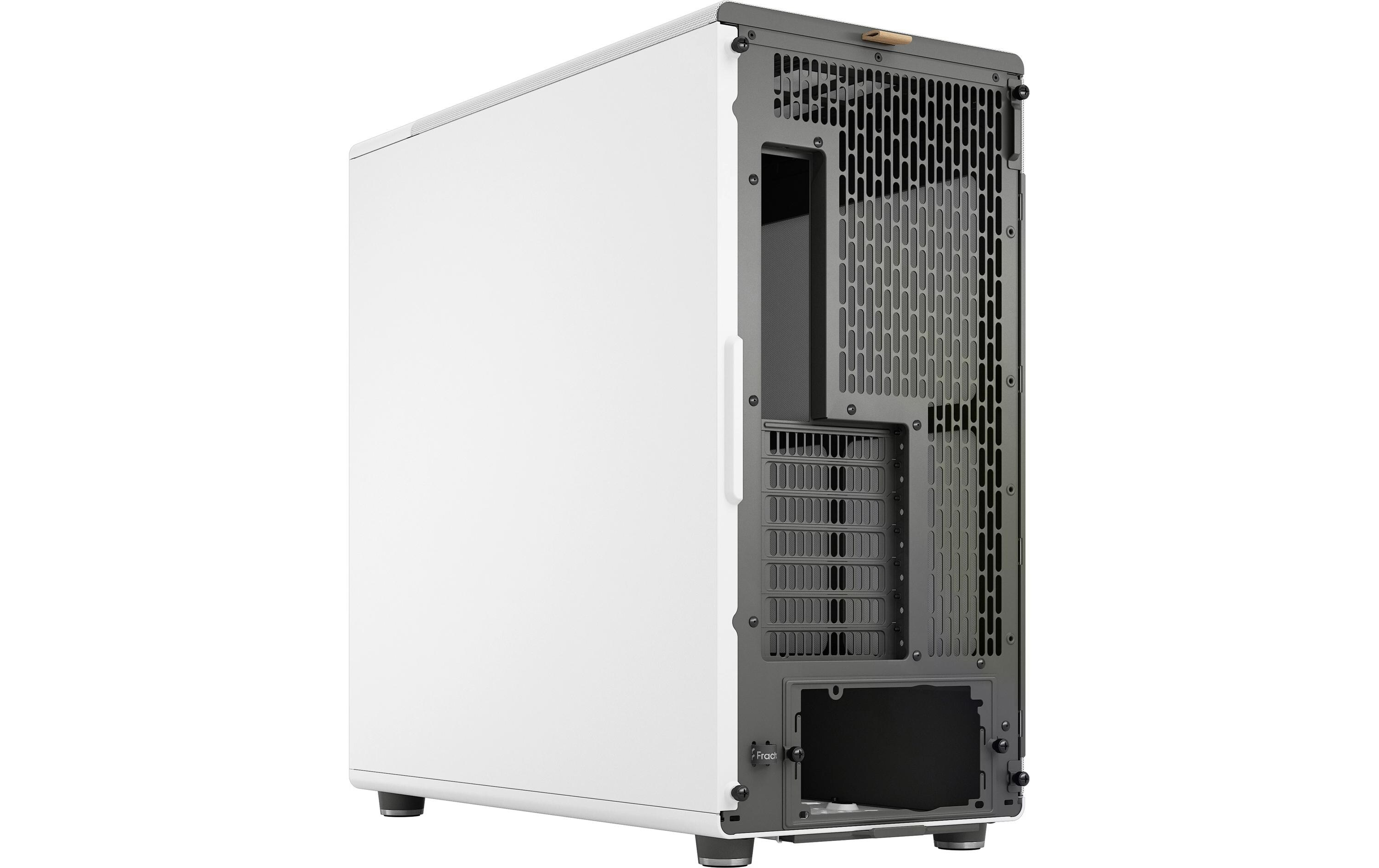 Ein weißes Computergehäuse mit einer grauen Rückwand mit Lüftungslöchern und einem schwarzen Boden.