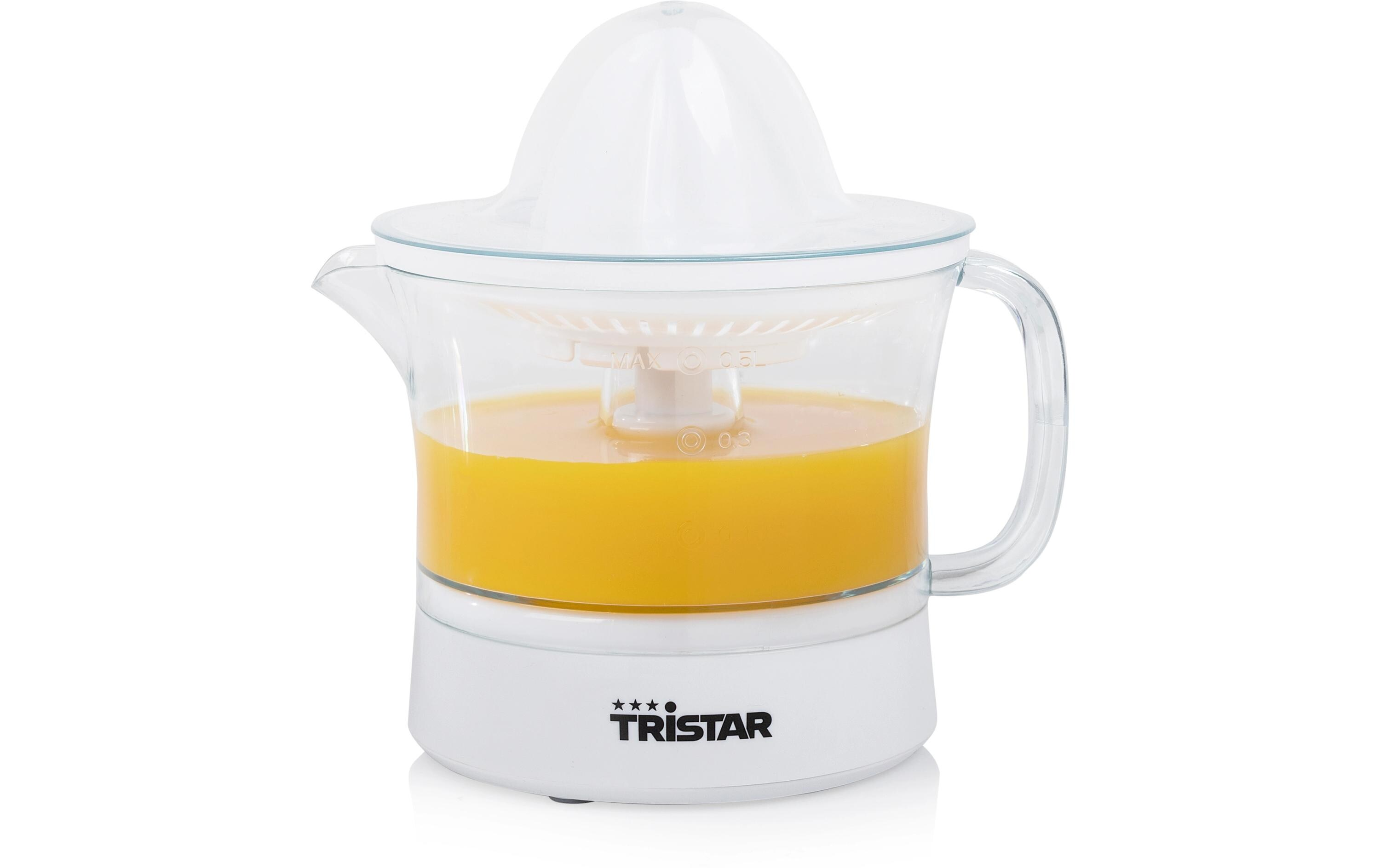 Spremiagrumi elettrico bianco e trasparente con succo d'arancia, su superficie bianca.