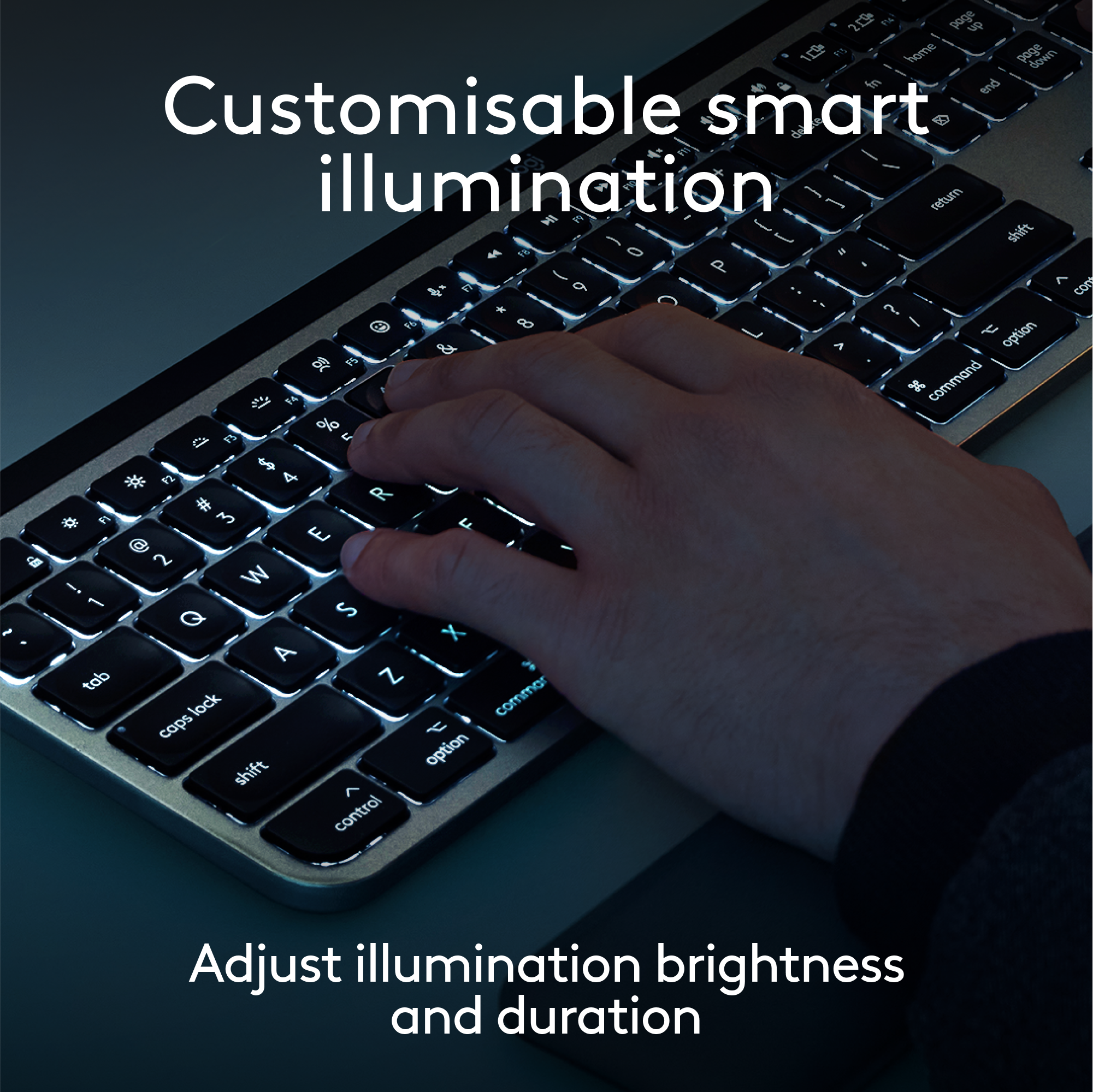 La mano di una persona su una tastiera retroilluminata con le parole 'Customisable smart illumination' sopra.