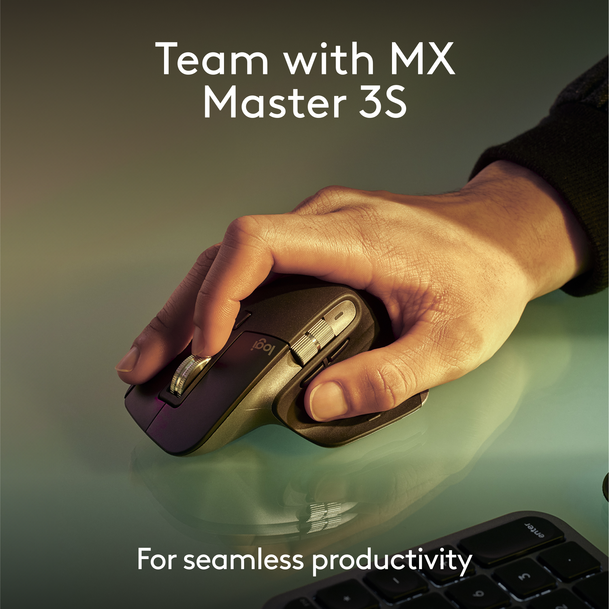 Hand benutzt eine Maus. Text: Team mit MX Master 3S. Für nahtlose Produktivität.