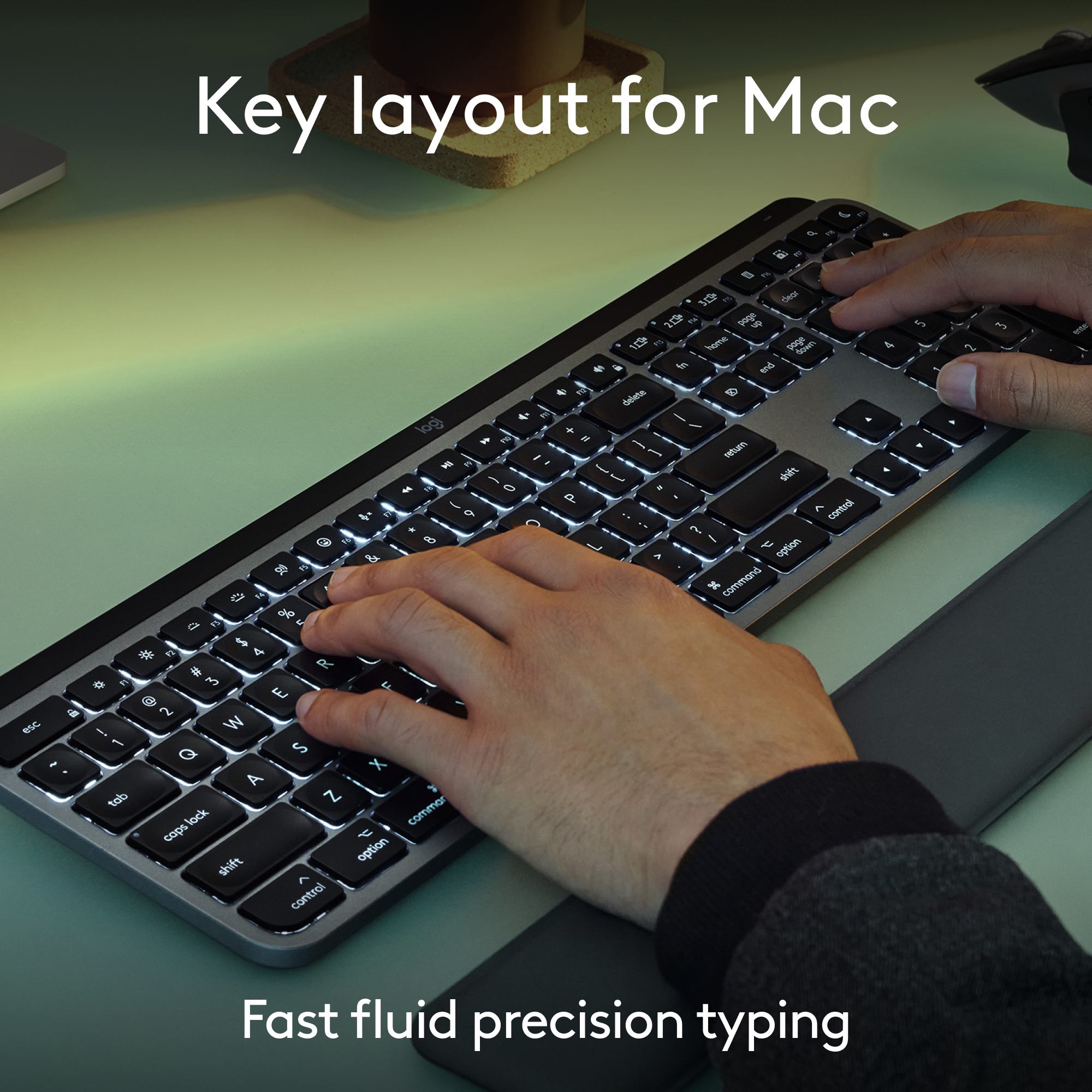 Zwei Hände tippen auf einer Tastatur mit Hintergrundbeleuchtung. Der Text 'Key layout for Mac' steht darüber.