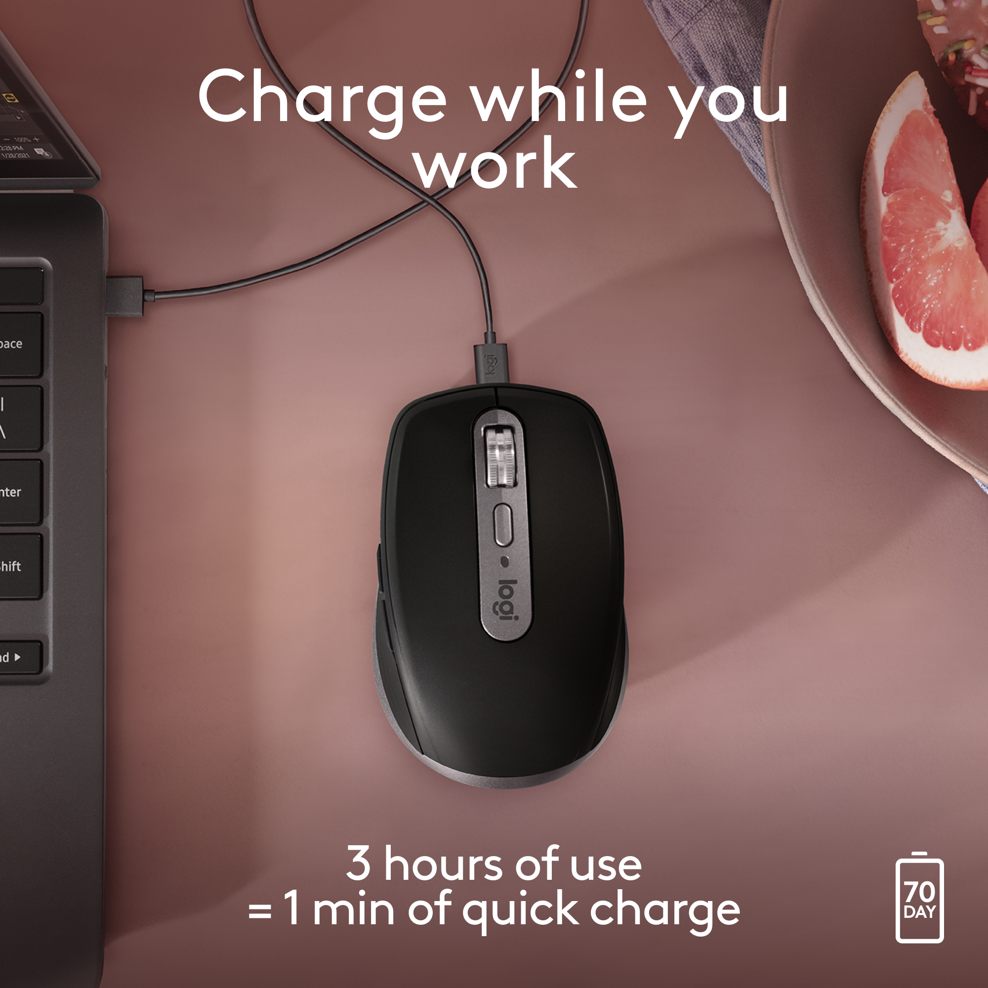 Eine schwarze Maus, die an einen Laptop angeschlossen ist. Über dem Text steht 'Laden während der Arbeit', darunter '3 Std.=1 Min'.