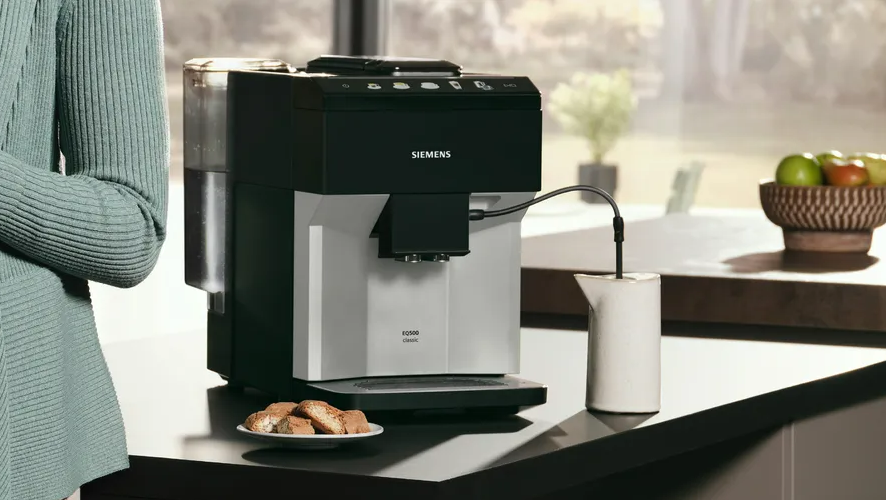 Eine Kaffeemaschine mit Wasser- und Milchbehälter.