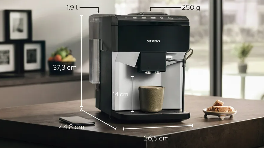 Schwarze Kaffeemaschine mit Abmessungen. Unter der Düse steht eine Tasse.
