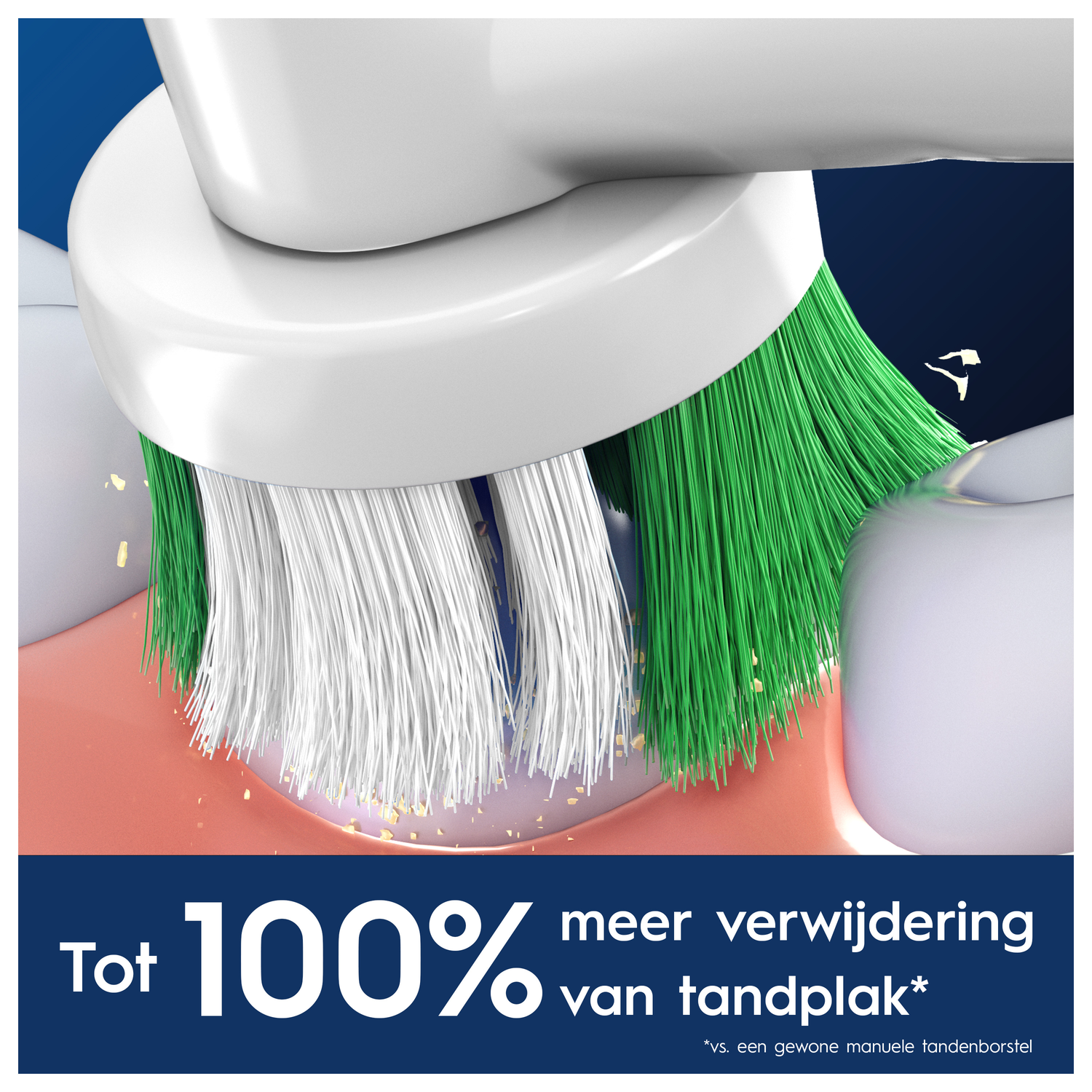 Close-up van een tandenborstel met groene en witte borstelharen die tanden schoonmaken.