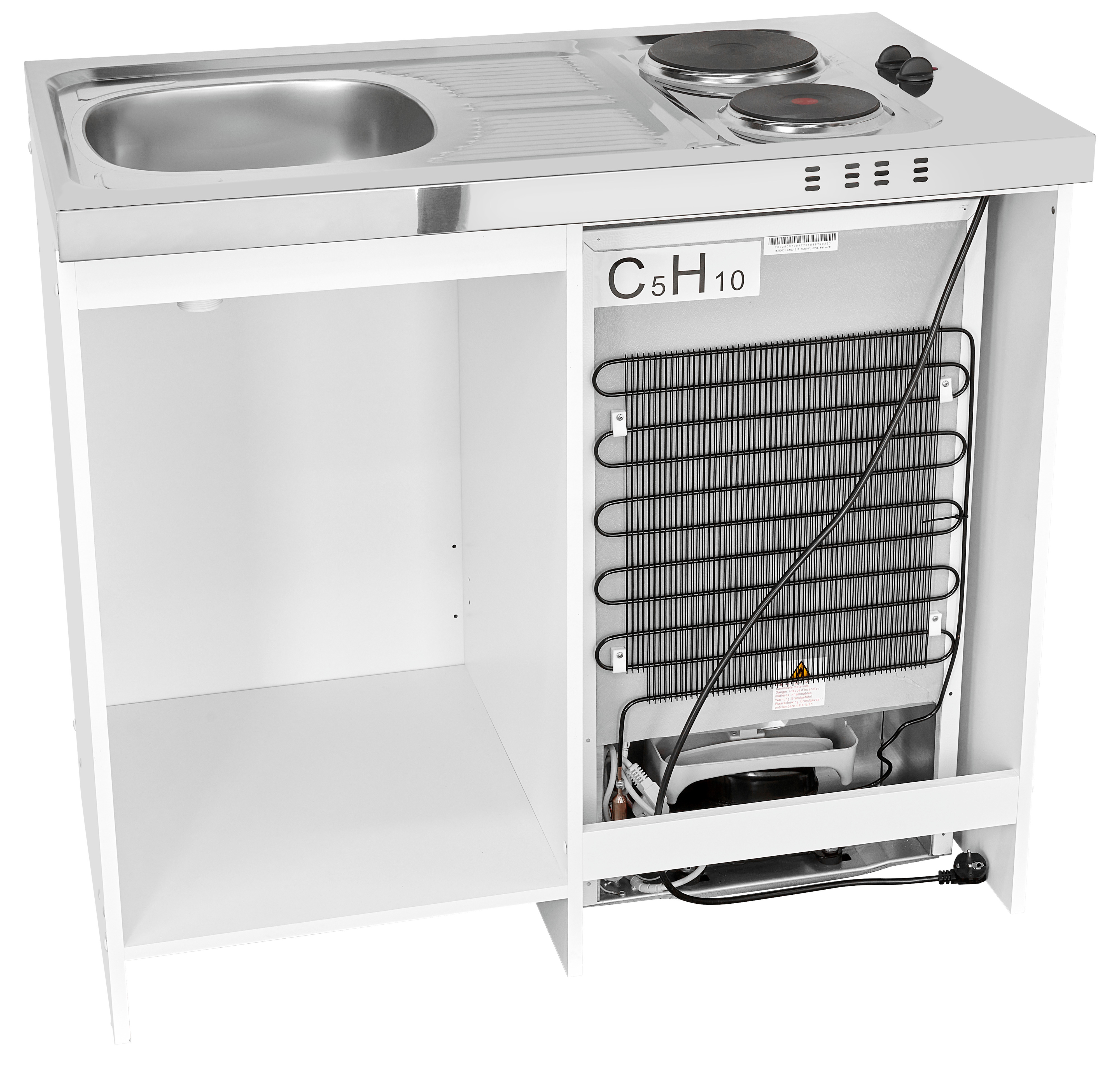 Eine weiße Kücheneinheit mit Spüle, Herdplatte und Kühlschrank. Die Rückseite ist offen.