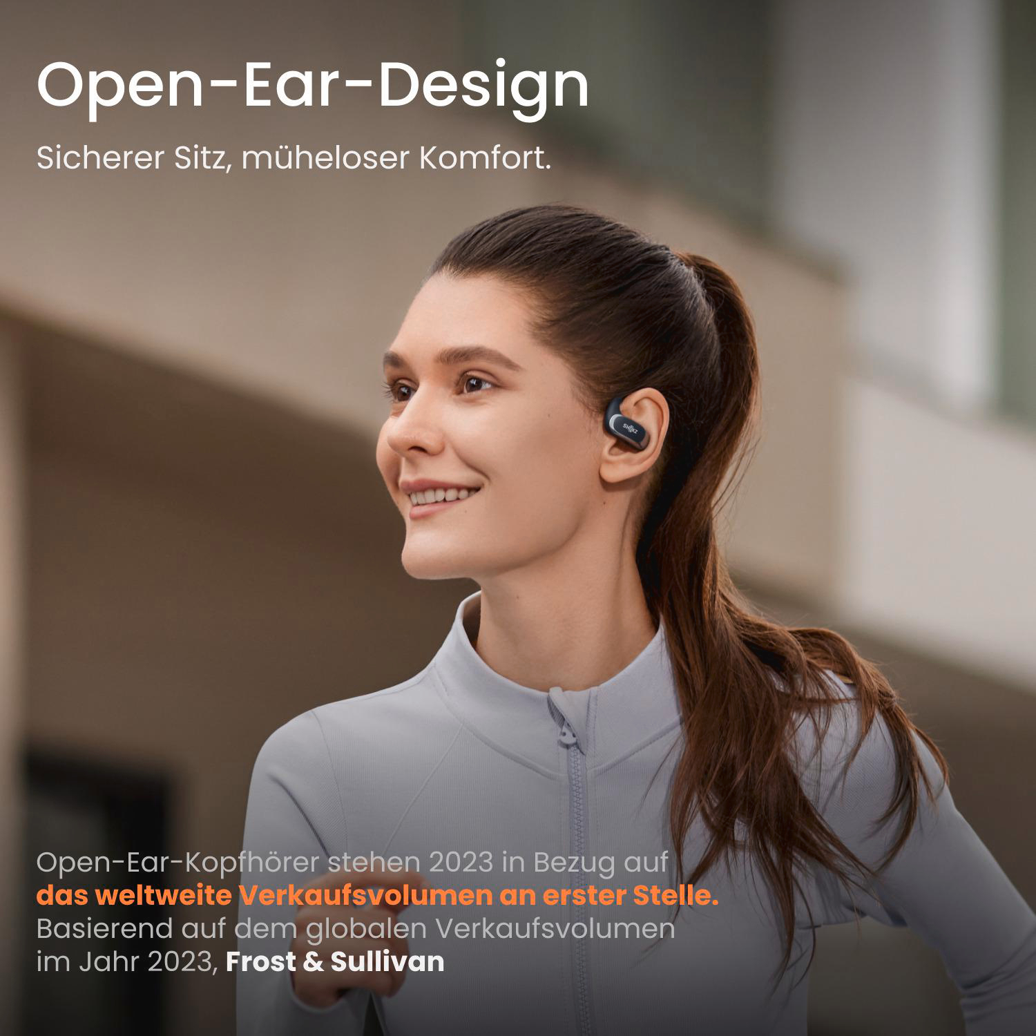 Eine Frau mit offenem Ohrhörer lächelt. Text sagt 'Open-Ear-Design'. Im Hintergrund steht Text über das Verkaufsvolumen.