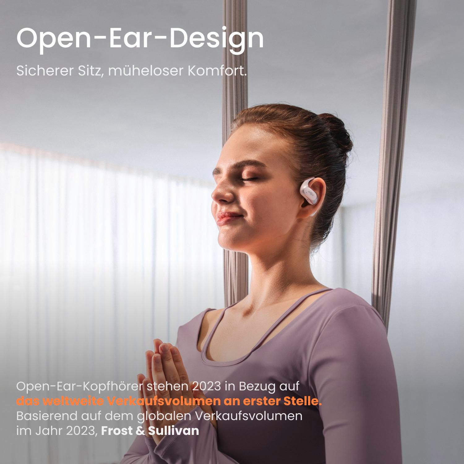 Eine Frau meditiert mit Ohrhörern. Sie trägt ein lila Oberteil. Text lautet 'Open-Ear-Design' mit deutschem Text darunter. Heller Hintergrund.