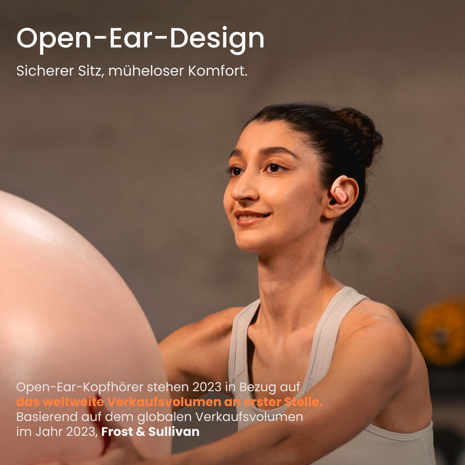 Eine Frau mit Tanktop und Ohrhörern lächelt. Text: 'Open-Ear-Design' und Erwähnung des Verkaufsvolumens 2023.