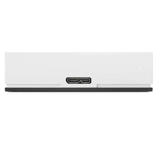 Primer plano de la parte trasera de un dispositivo blanco con un puerto USB. Está aislado sobre negro.