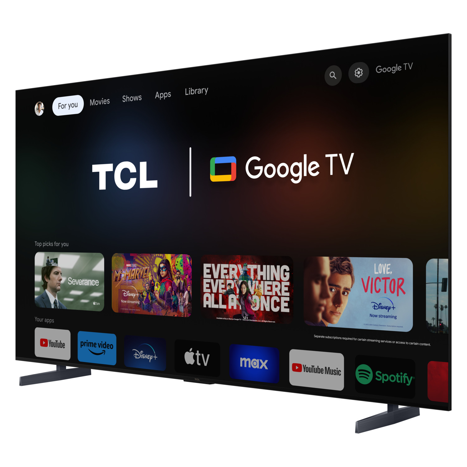 Een TCL Google TV. Het scherm toont films, series en apps. Zwarte standaard en frame.