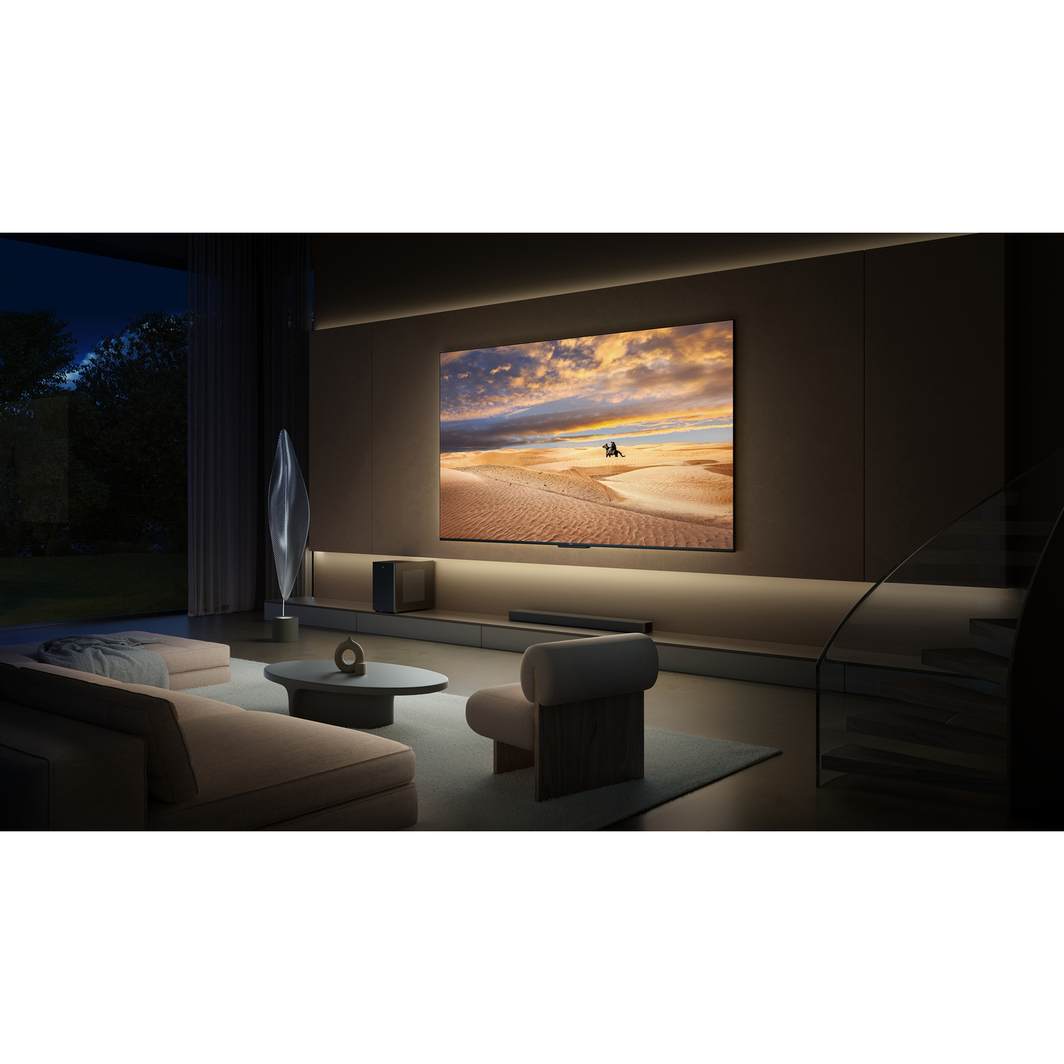 Een grote tv toont een woestijnscène. Bank, tafel en soundbar staan ervoor. De kamer is donker.