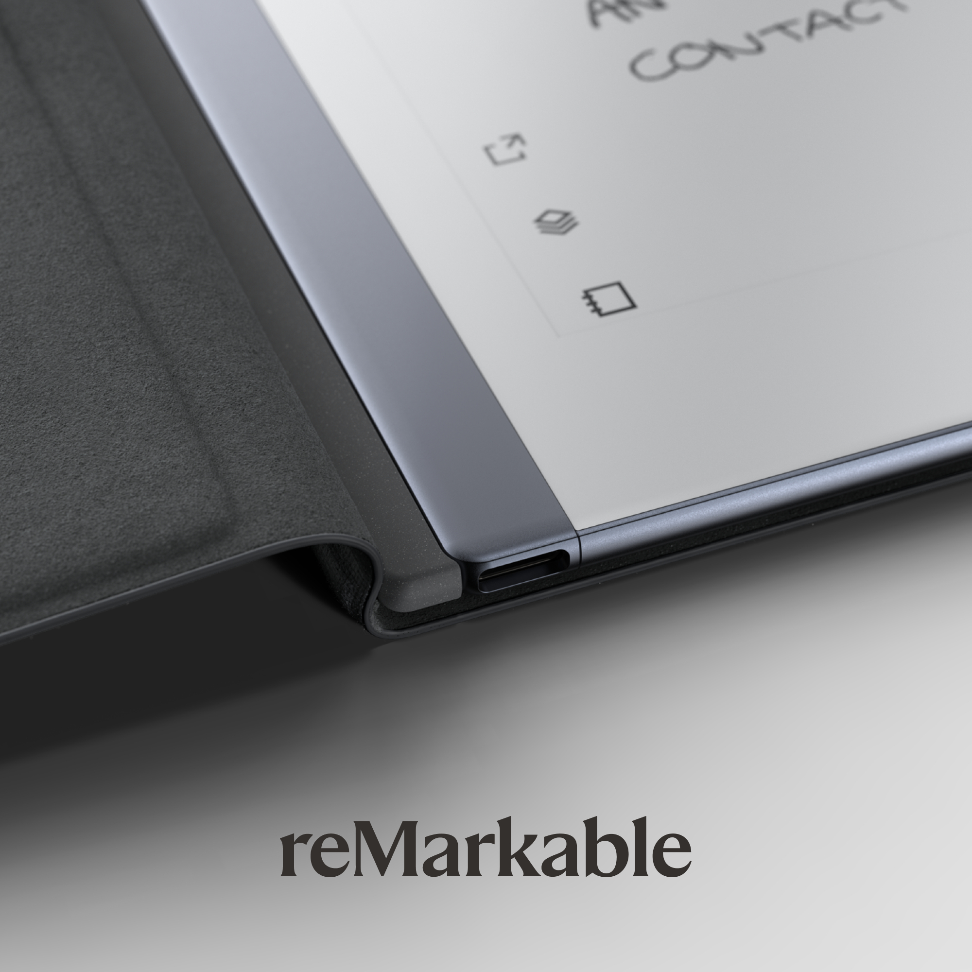 Nahaufnahme eines Remarkable Tablets. Bildschirm mit Text, Hülle teilweise sichtbar.