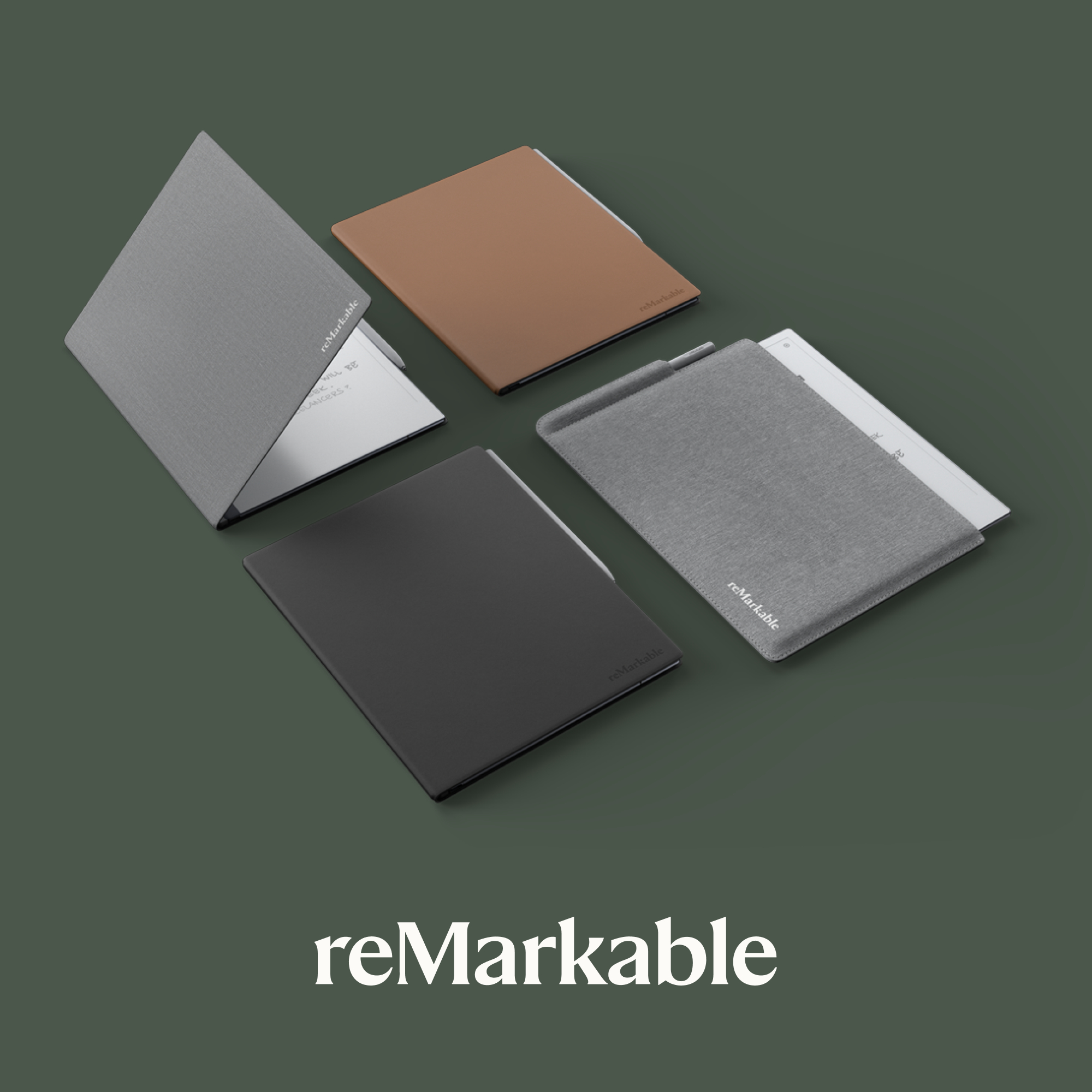 Vier reMarkable Tablets und Hüllen, verschiedene Farben, angeordnet auf einer dunkelgrünen Oberfläche.