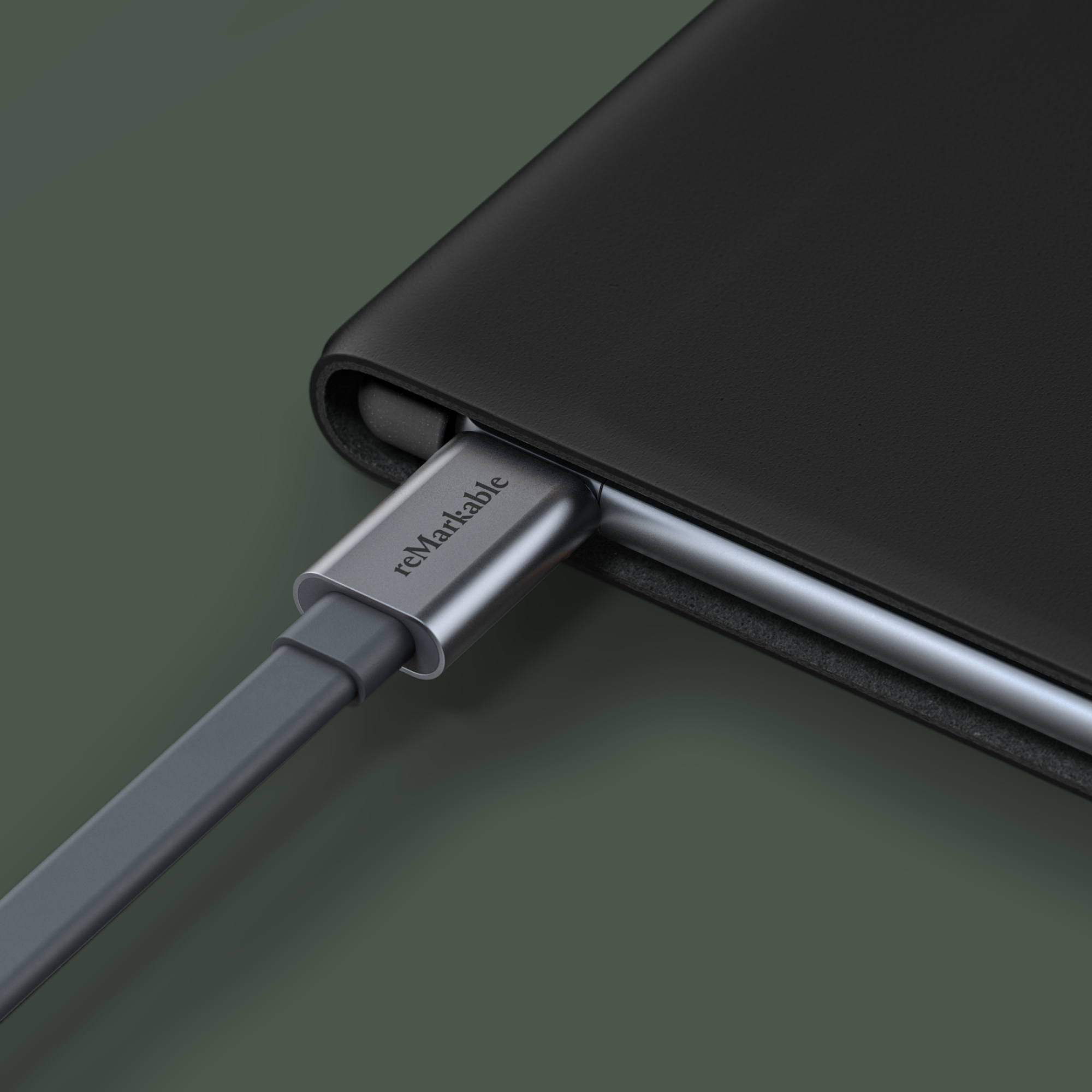 Nahaufnahme eines grauen Ladekabels, das in ein schwarzes Remarkable Tablet eingesteckt ist.